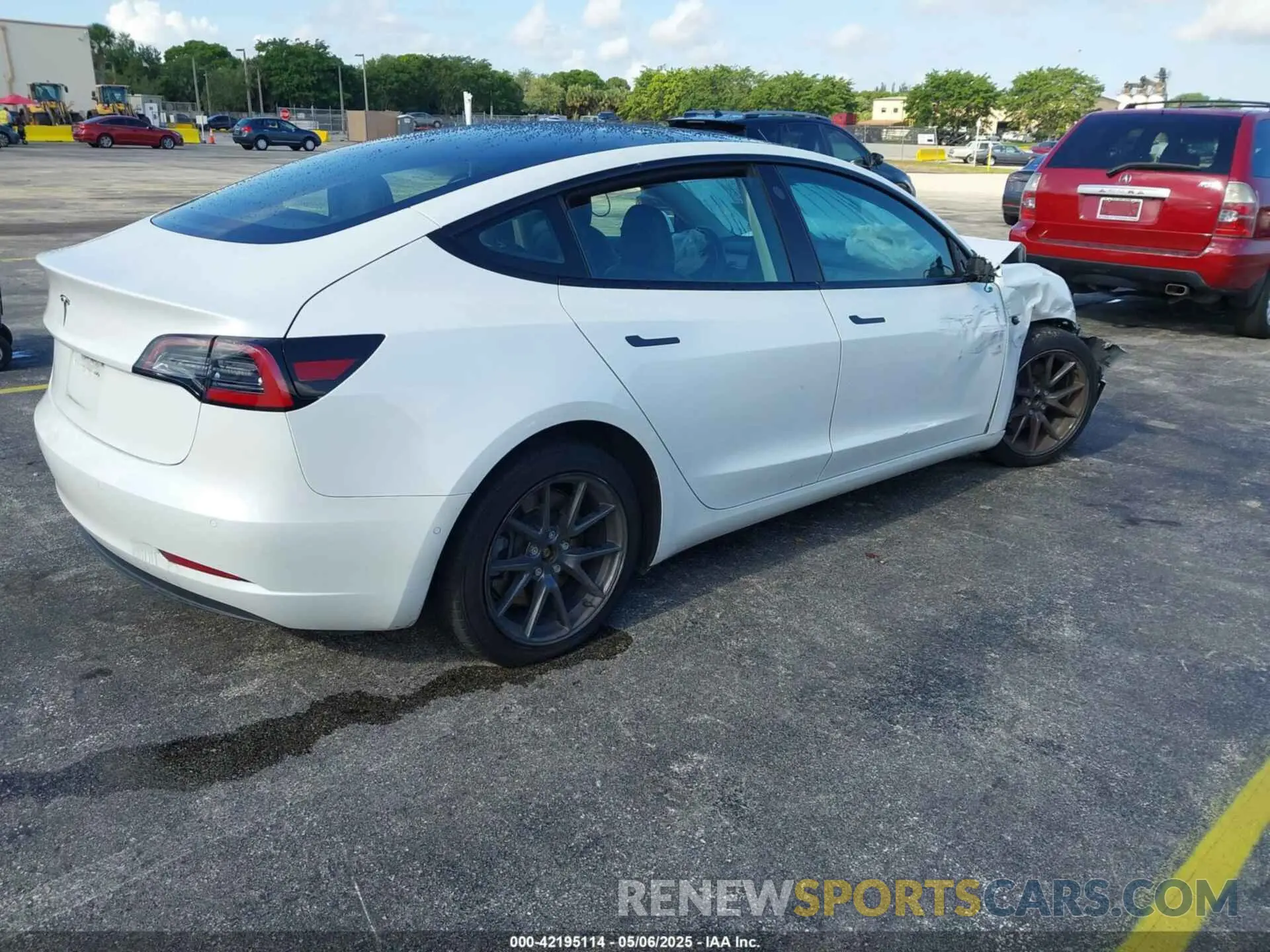 4 Photograph of a damaged car 5YJ3E1EA5NF164309 TESLA MODEL 3 2022