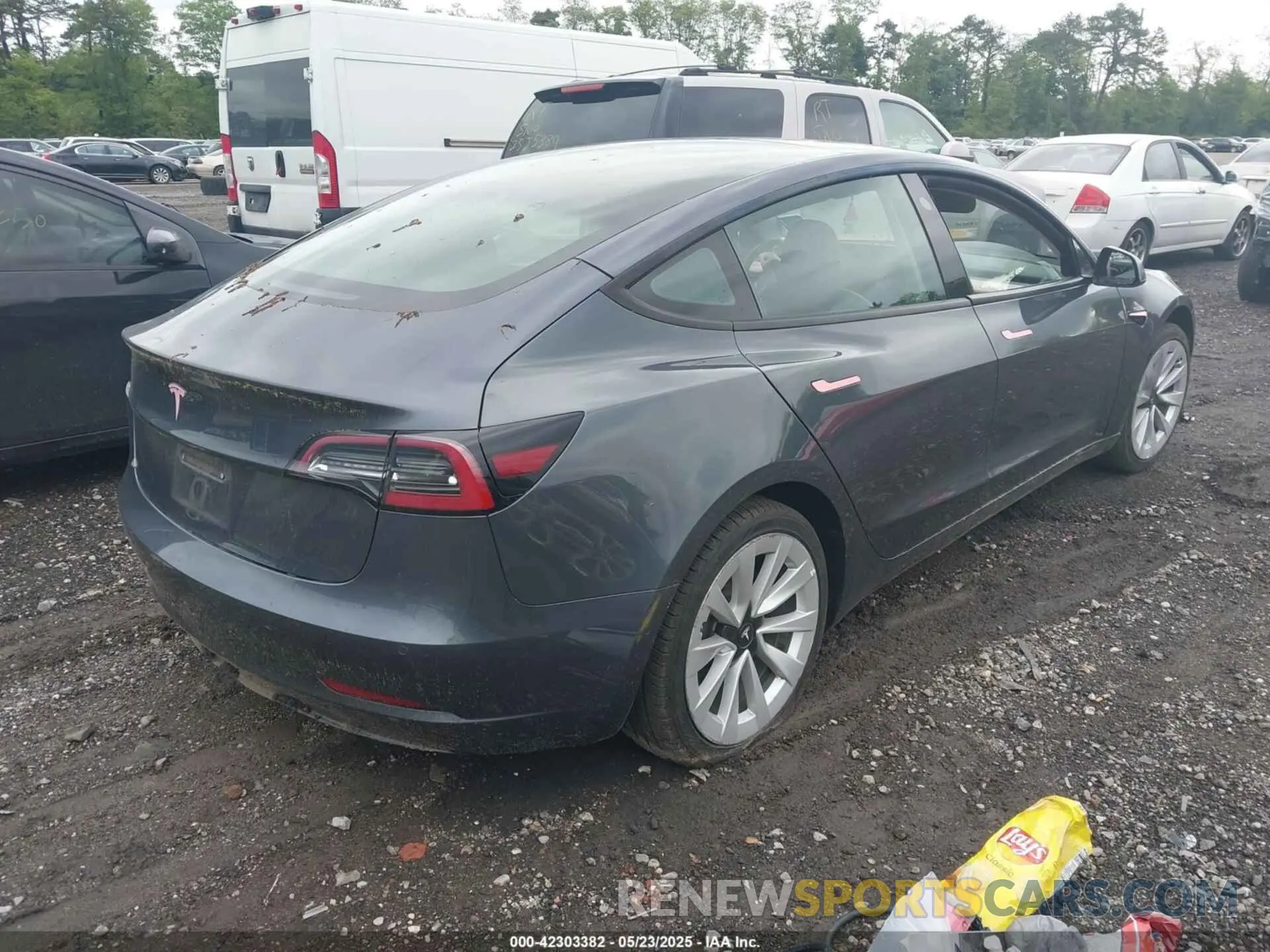 4 Photograph of a damaged car 5YJ3E1EA5NF185905 TESLA MODEL 3 2022