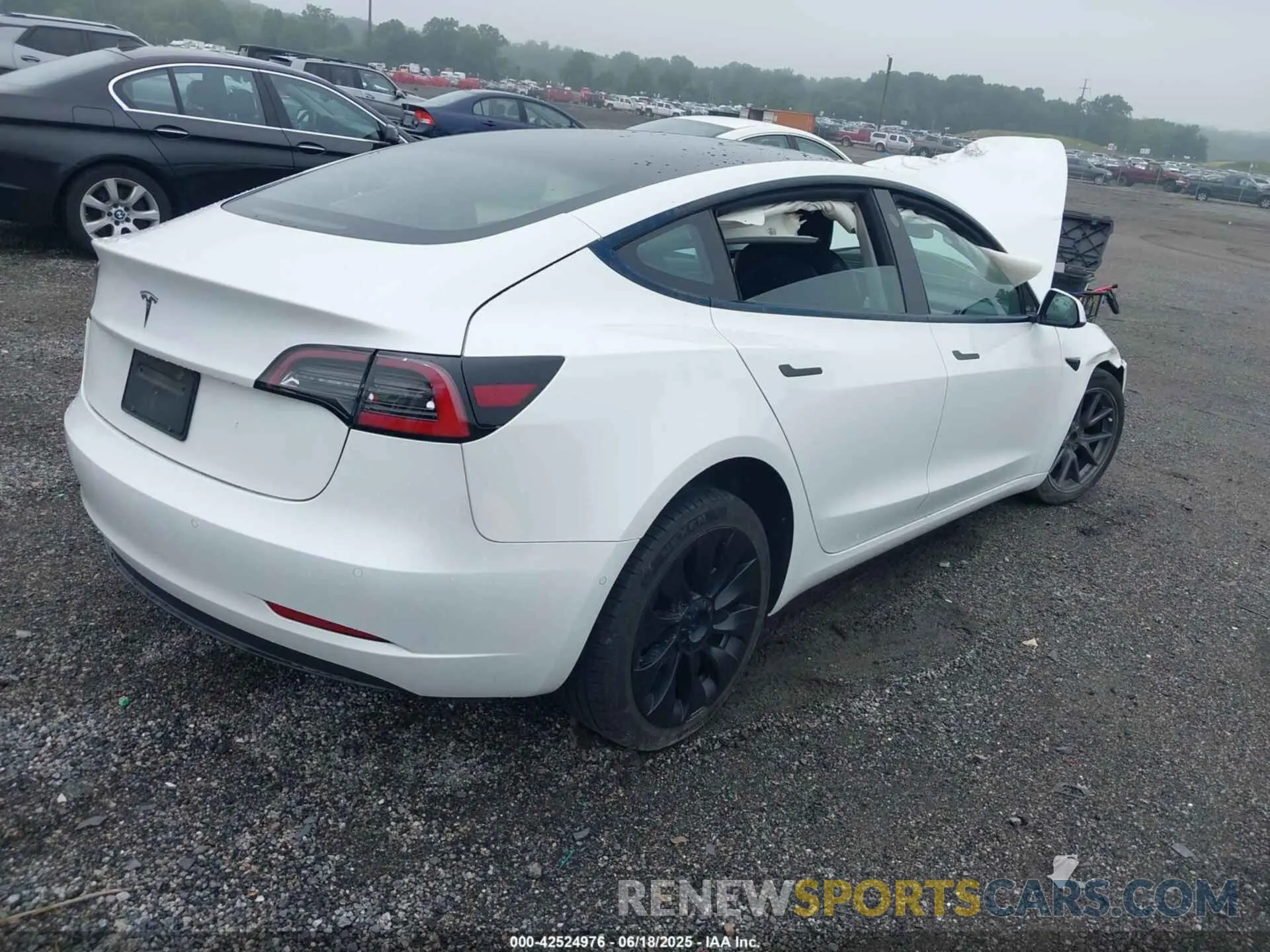 4 Photograph of a damaged car 5YJ3E1EA5NF305301 TESLA MODEL 3 2022
