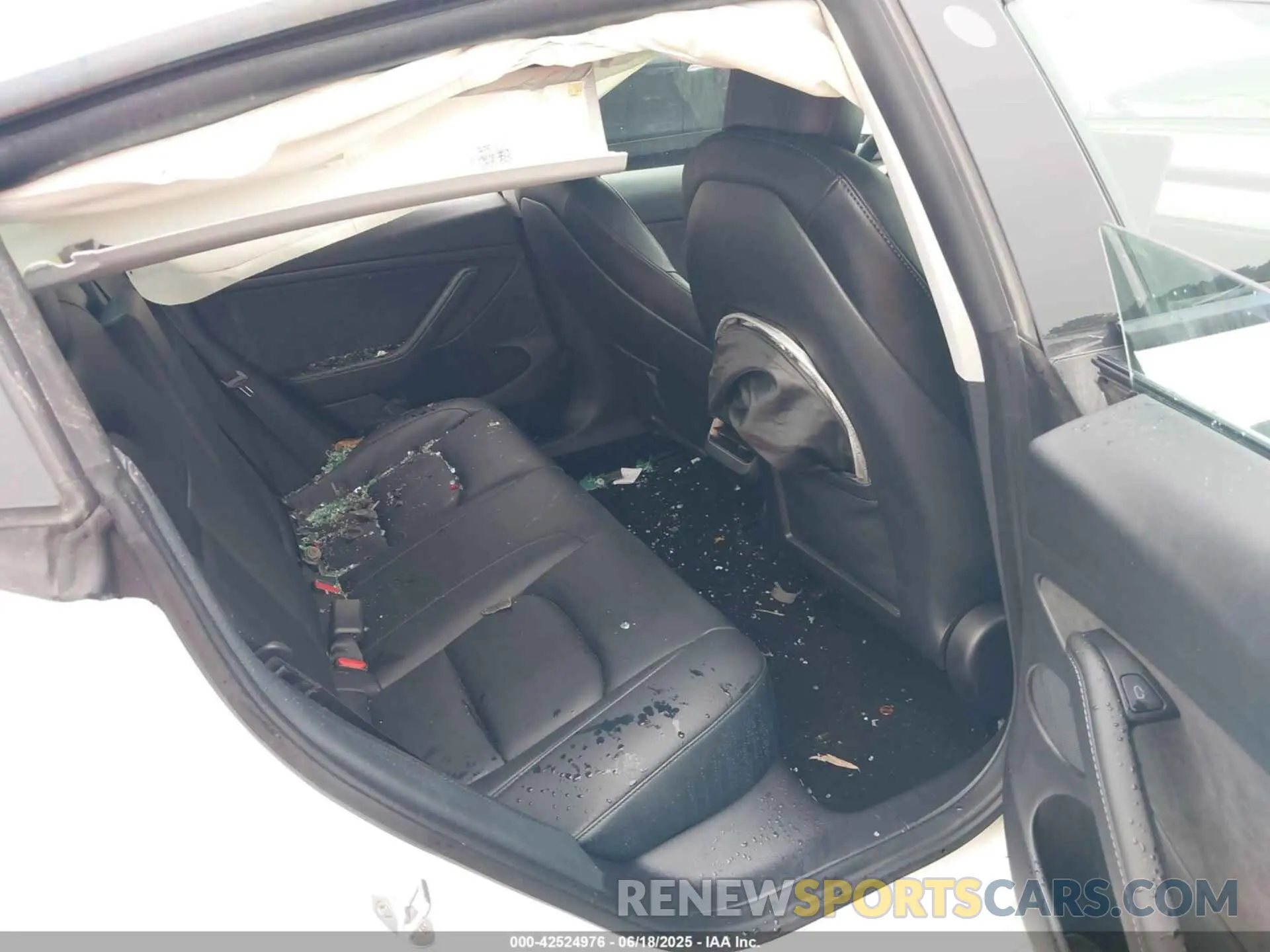 8 Photograph of a damaged car 5YJ3E1EA5NF305301 TESLA MODEL 3 2022