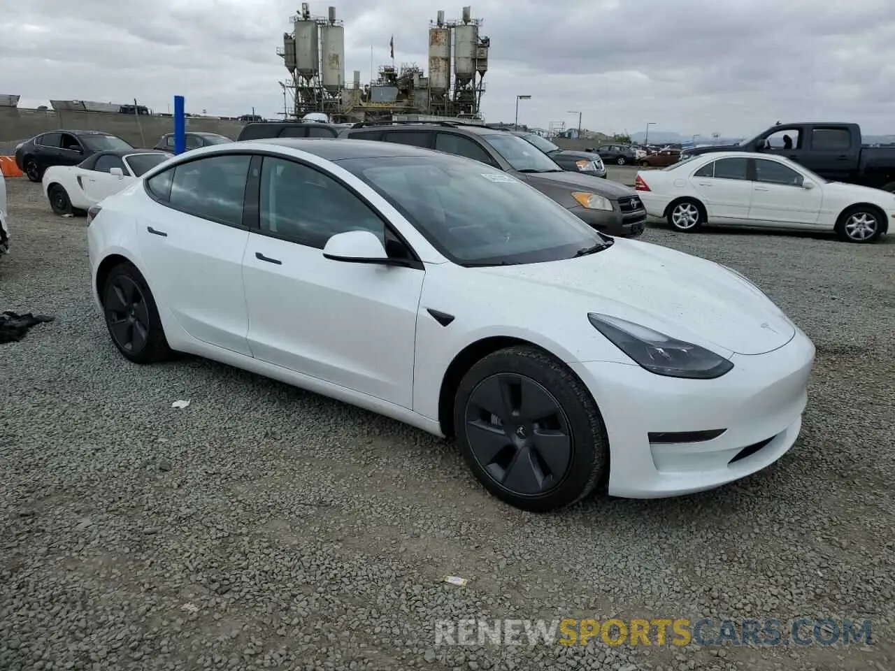 4 Photograph of a damaged car 5YJ3E1EA5NF321935 TESLA MODEL 3 2022