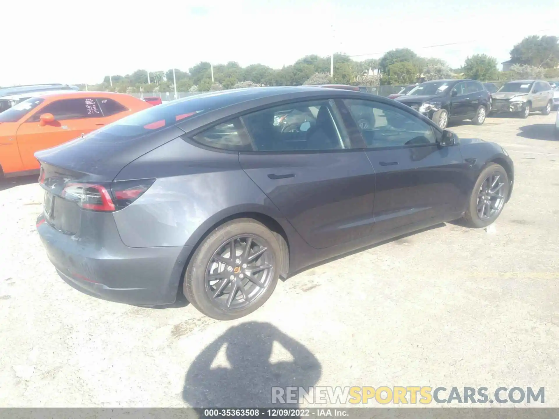 4 Photograph of a damaged car 5YJ3E1EA5NF322390 TESLA MODEL 3 2022