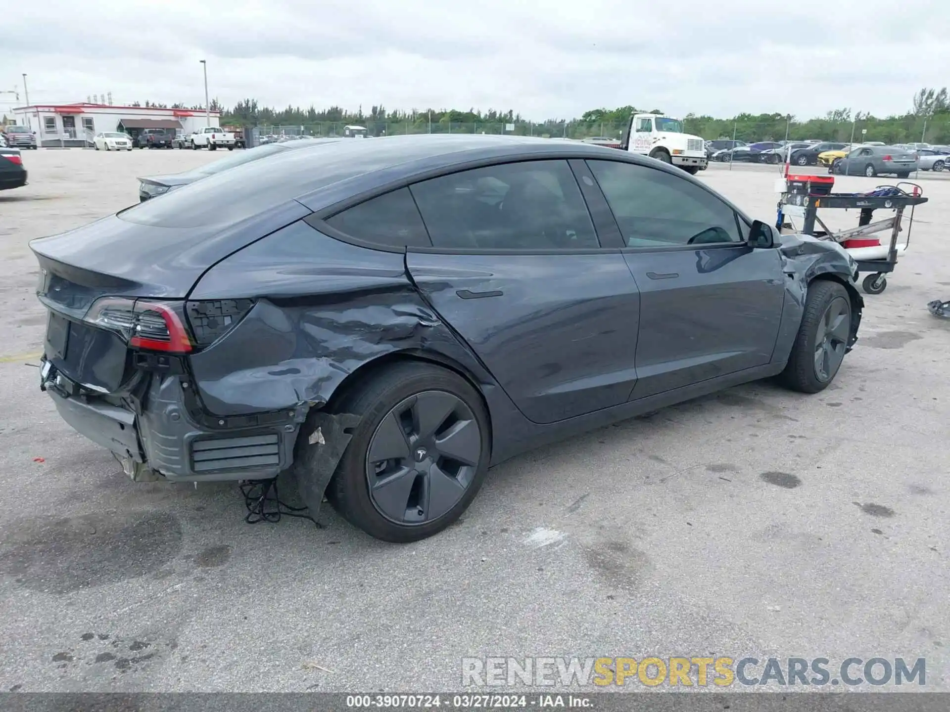 4 Photograph of a damaged car 5YJ3E1EA5NF346611 TESLA MODEL 3 2022