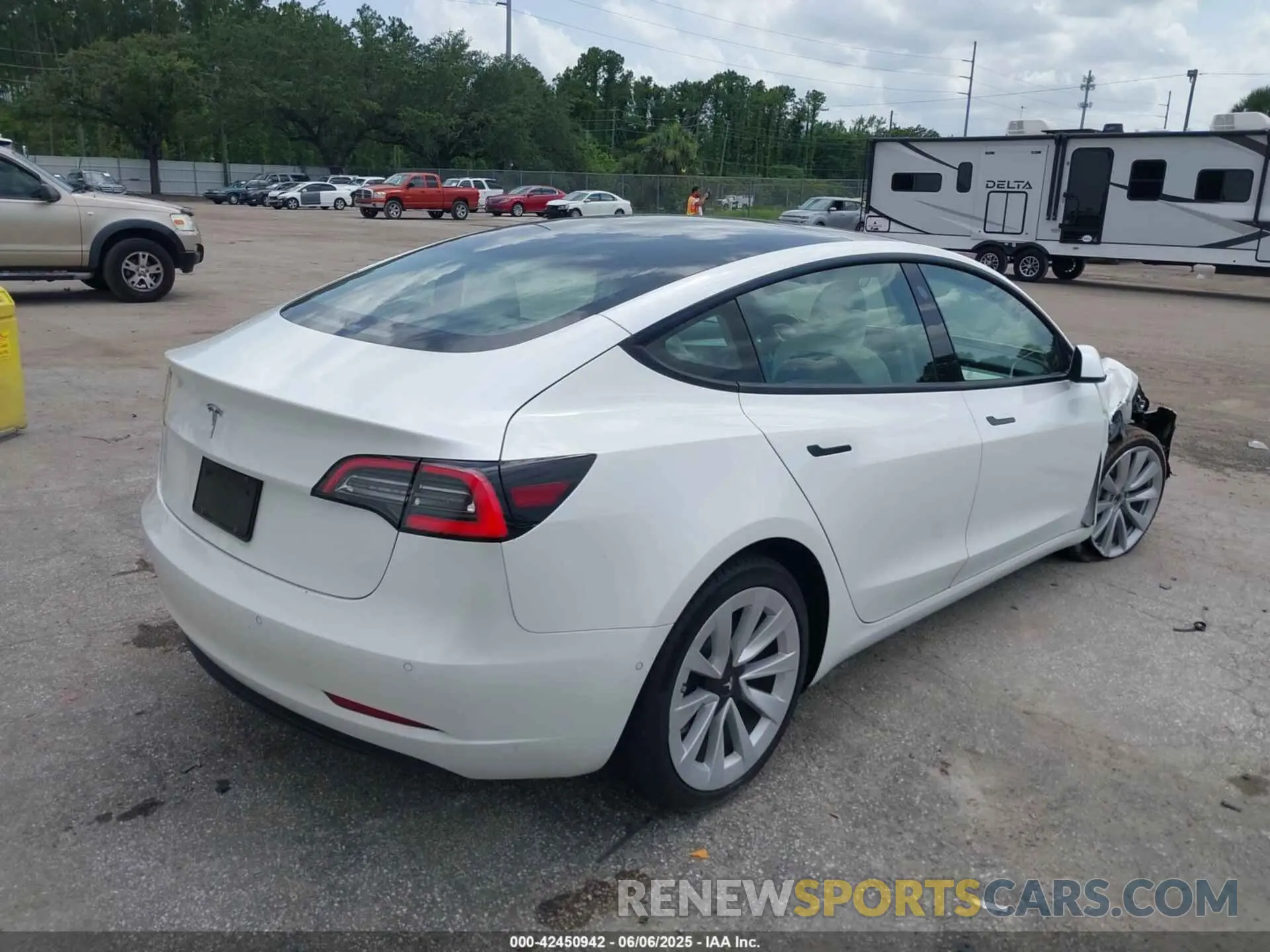 4 Photograph of a damaged car 5YJ3E1EA6NF153853 TESLA MODEL 3 2022