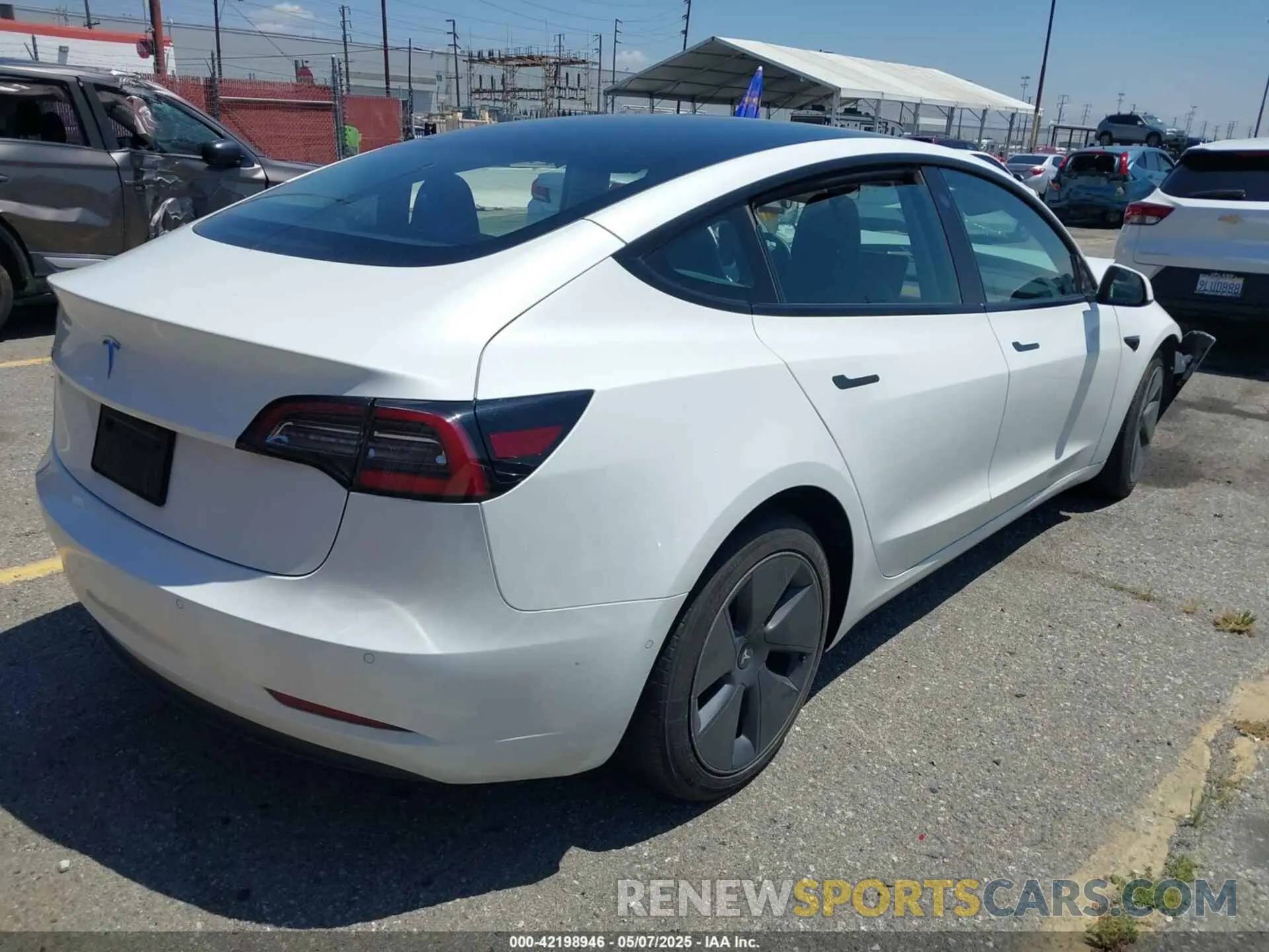 4 Photograph of a damaged car 5YJ3E1EA6NF332281 TESLA MODEL 3 2022