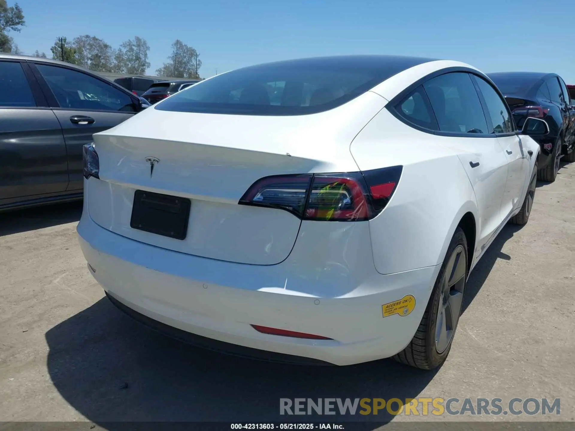 4 Photograph of a damaged car 5YJ3E1EA6NF376605 TESLA MODEL 3 2022