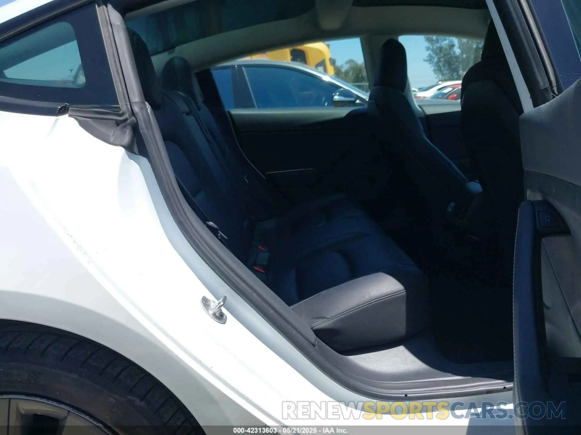 8 Photograph of a damaged car 5YJ3E1EA6NF376605 TESLA MODEL 3 2022