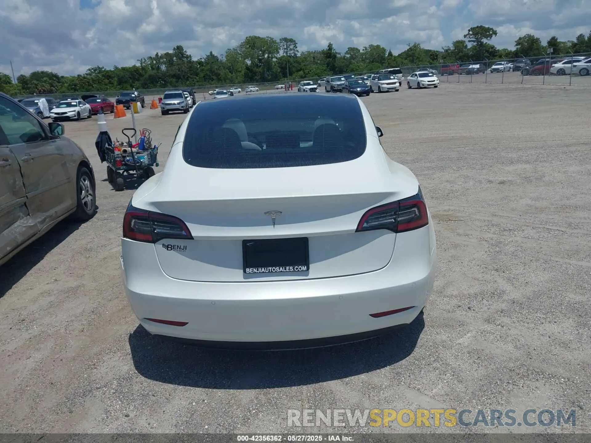 17 Photograph of a damaged car 5YJ3E1EA7NF253475 TESLA MODEL 3 2022