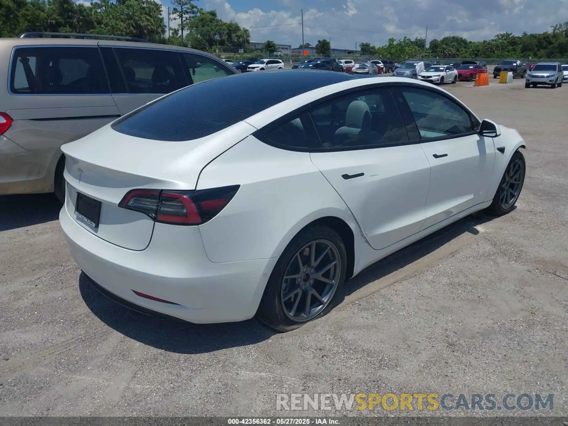 4 Photograph of a damaged car 5YJ3E1EA7NF253475 TESLA MODEL 3 2022