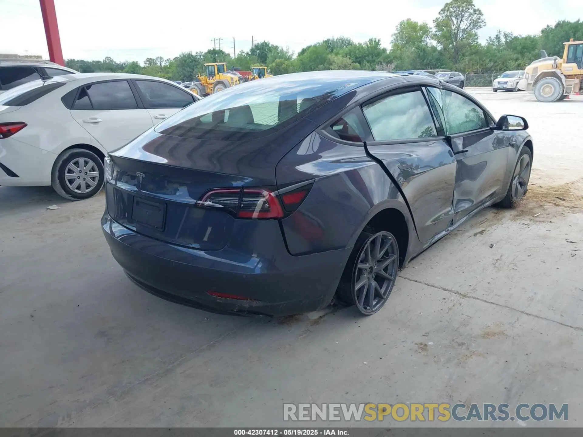 4 Photograph of a damaged car 5YJ3E1EA7NF342883 TESLA MODEL 3 2022