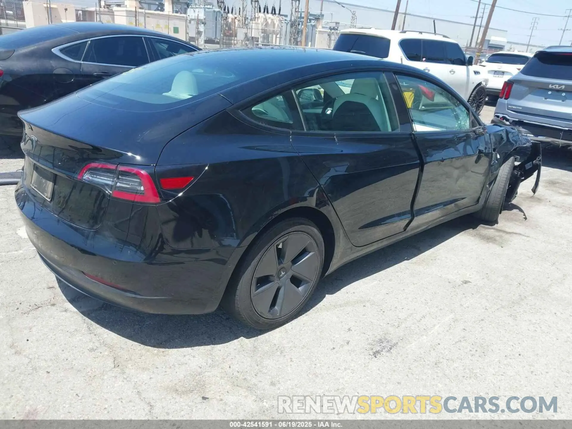 4 Photograph of a damaged car 5YJ3E1EA7NF373647 TESLA MODEL 3 2022