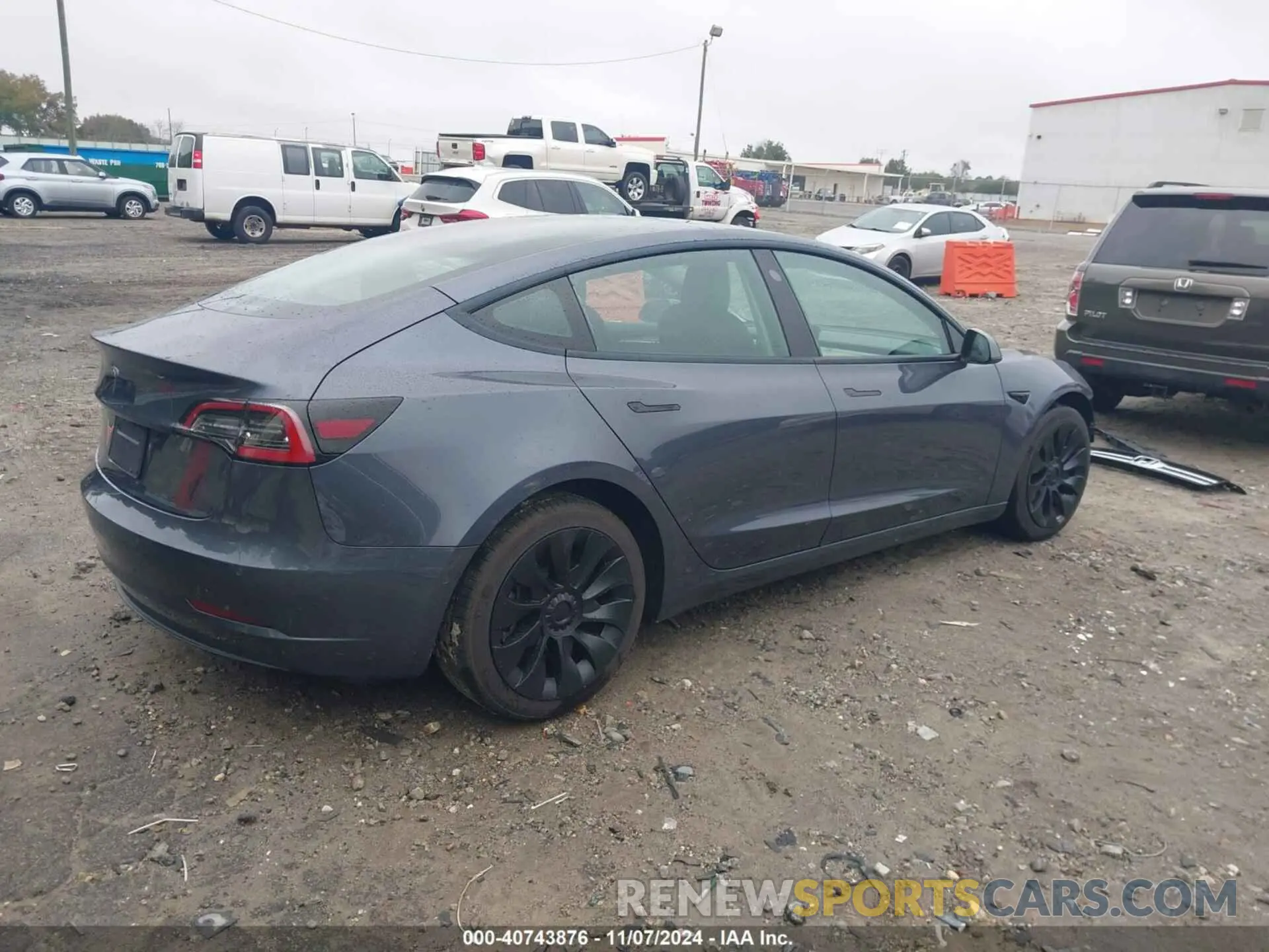 4 Photograph of a damaged car 5YJ3E1EA8NF301114 TESLA MODEL 3 2022