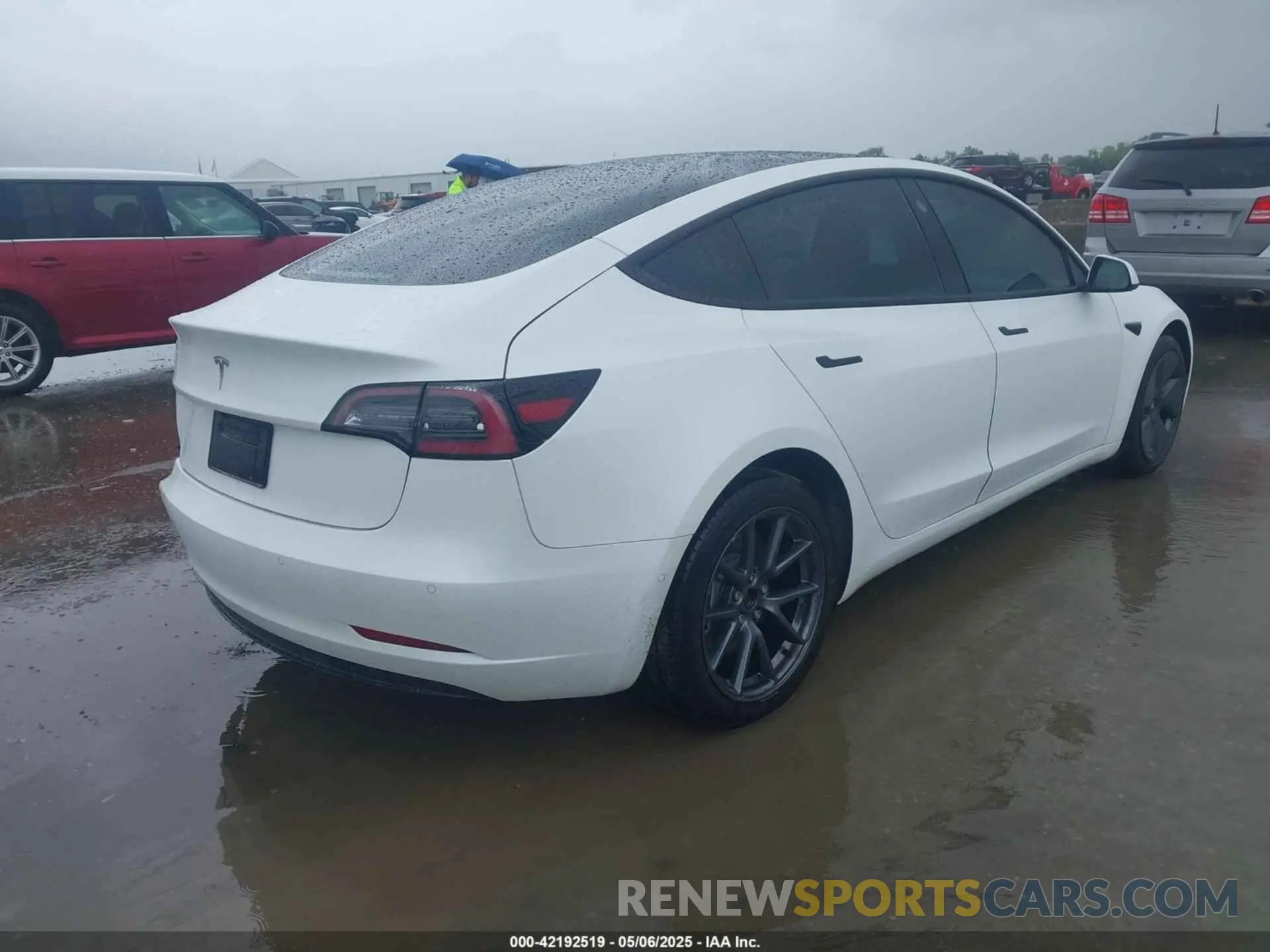 4 Photograph of a damaged car 5YJ3E1EA8NF342987 TESLA MODEL 3 2022
