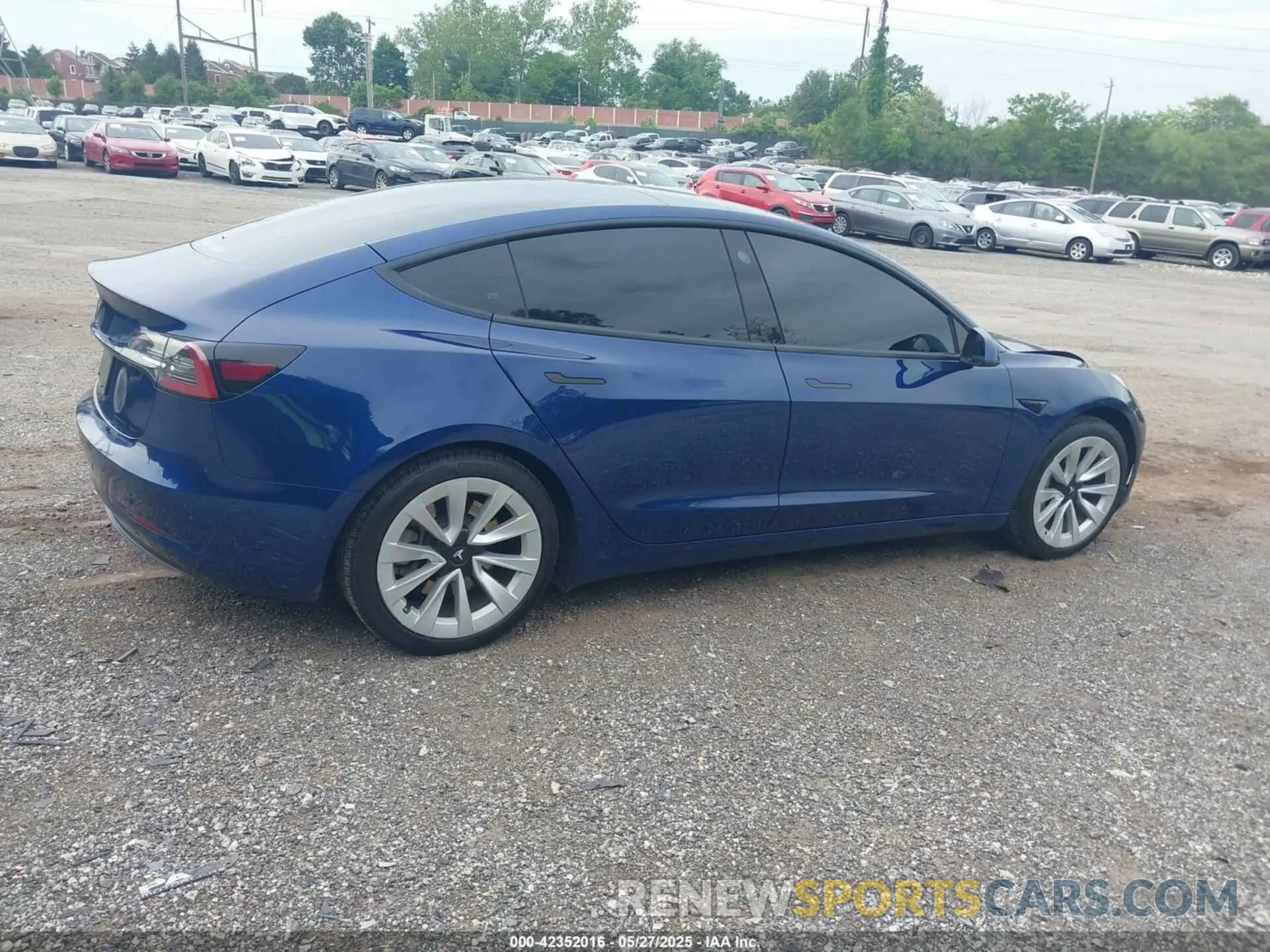 4 Photograph of a damaged car 5YJ3E1EA9NF199483 TESLA MODEL 3 2022