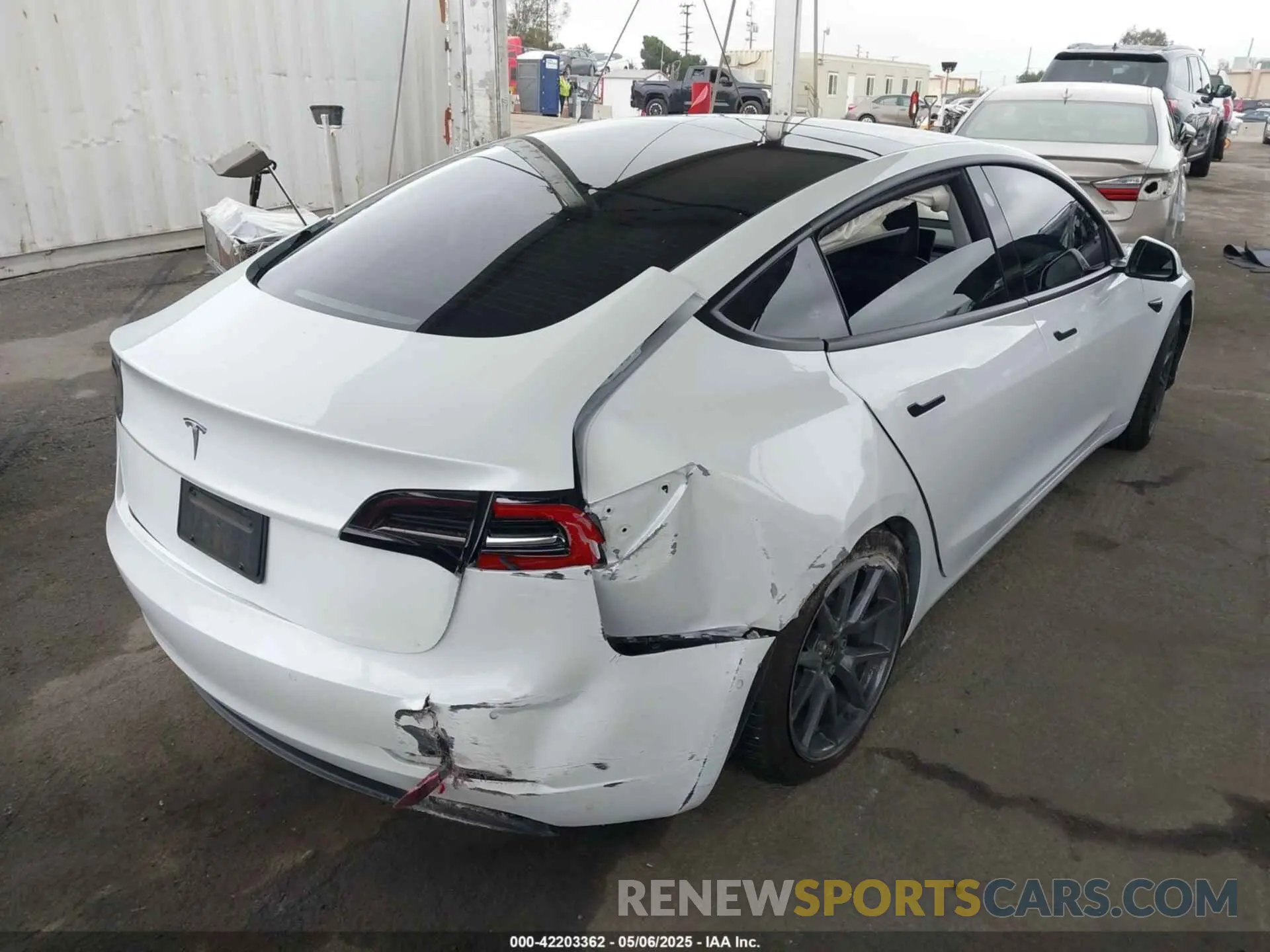 4 Photograph of a damaged car 5YJ3E1EAXNF117101 TESLA MODEL 3 2022
