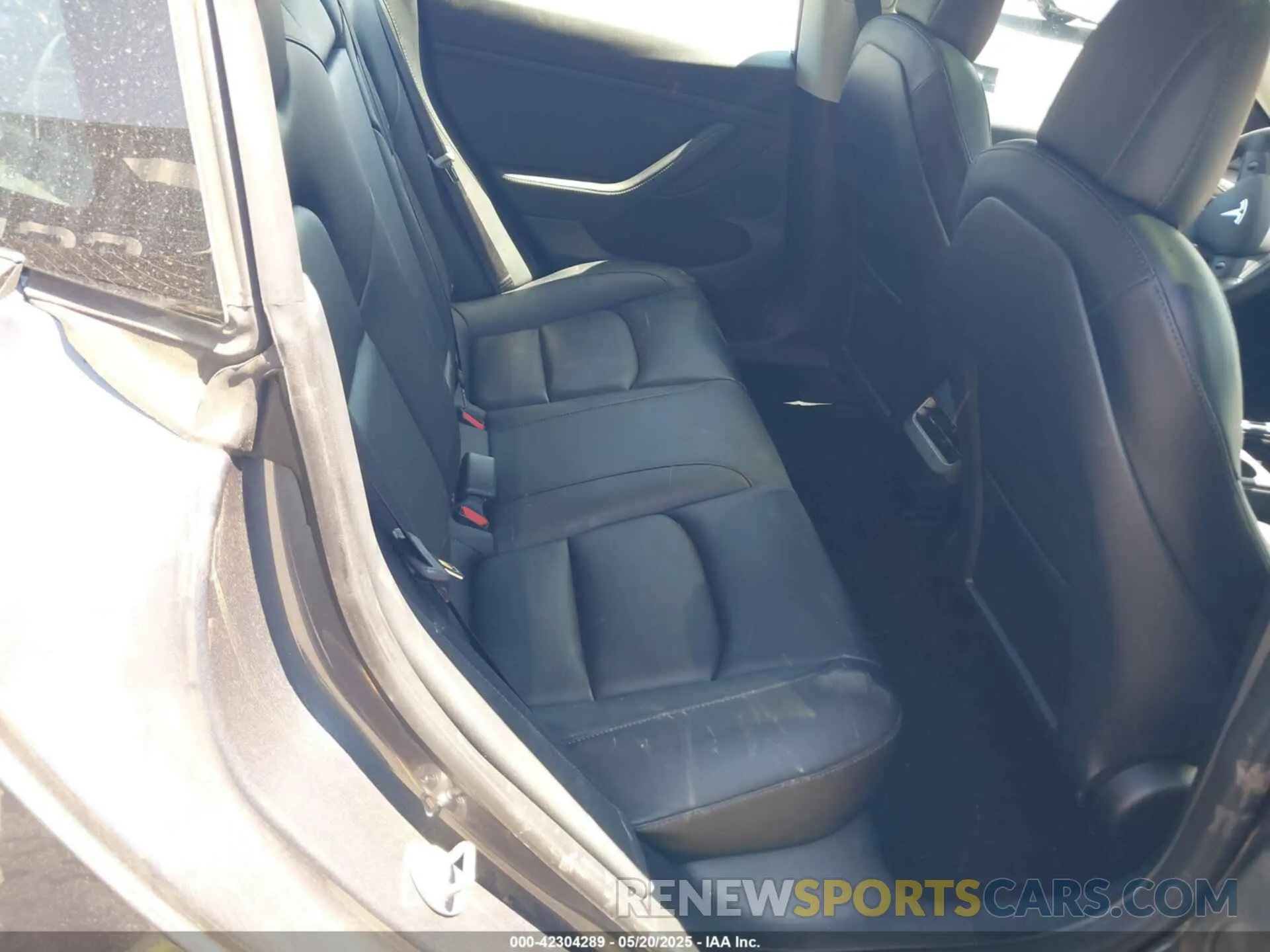 8 Photograph of a damaged car 5YJ3E1EAXNF117762 TESLA MODEL 3 2022