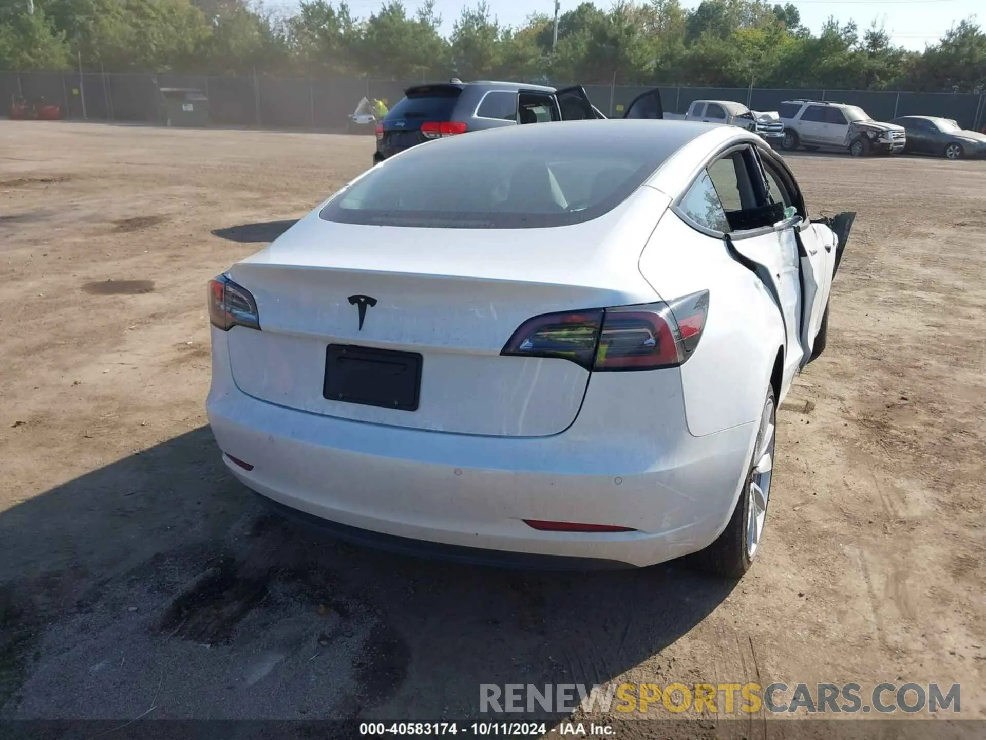 4 Photograph of a damaged car 5YJ3E1EAXNF185687 TESLA MODEL 3 2022