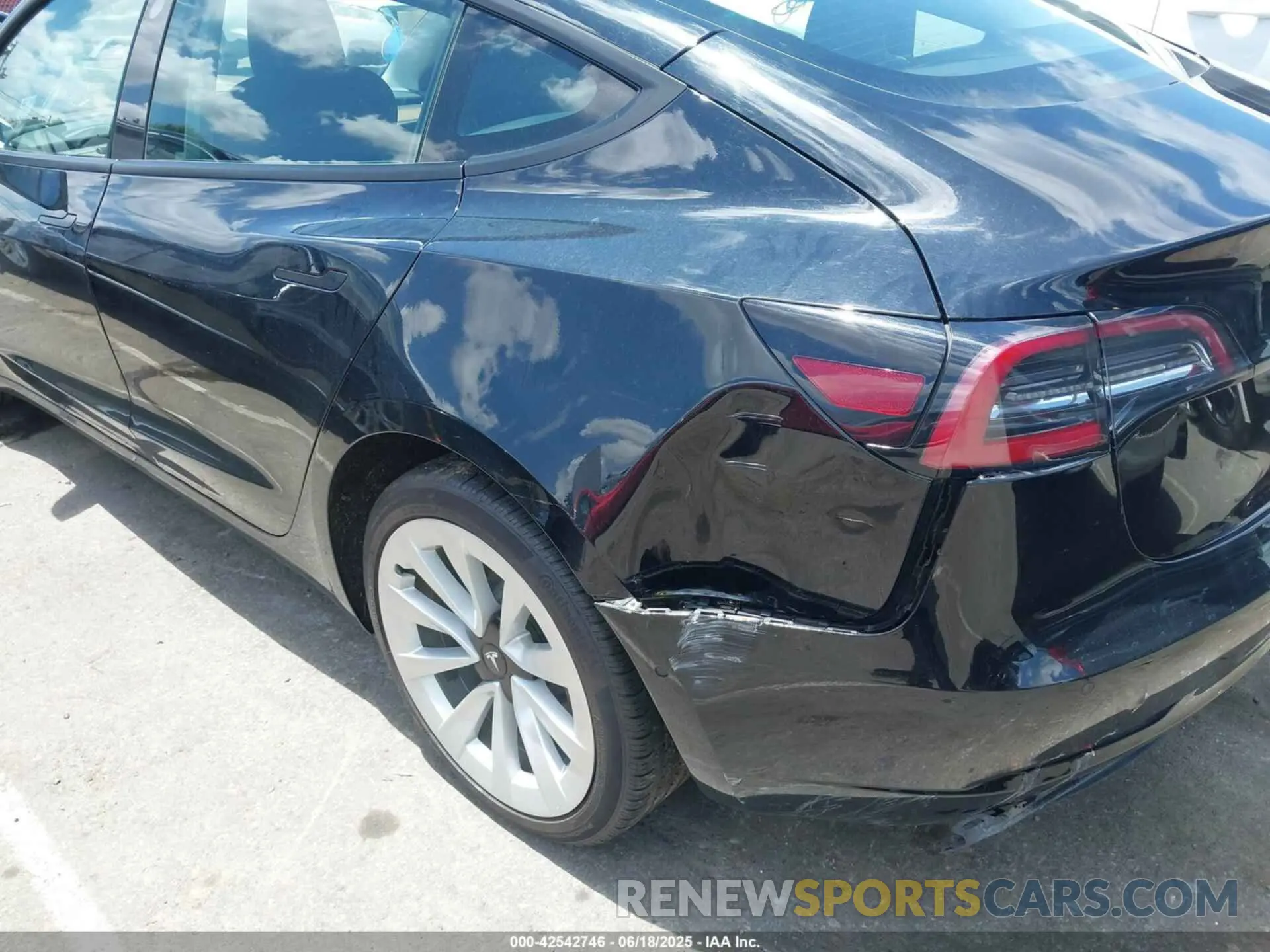22 Photograph of a damaged car 5YJ3E1EAXNF291170 TESLA MODEL 3 2022