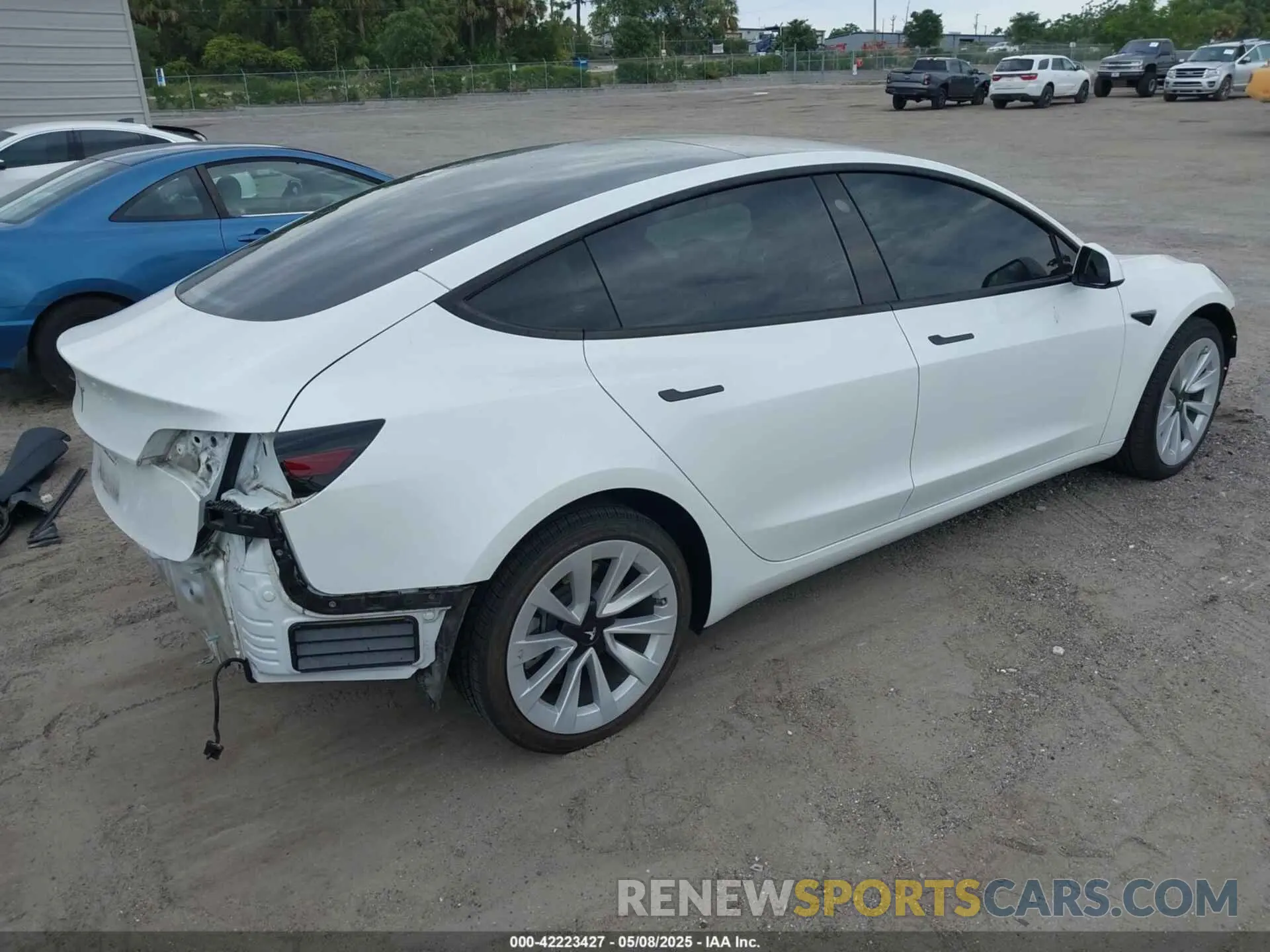4 Photograph of a damaged car 5YJ3E1EAXNF328184 TESLA MODEL 3 2022