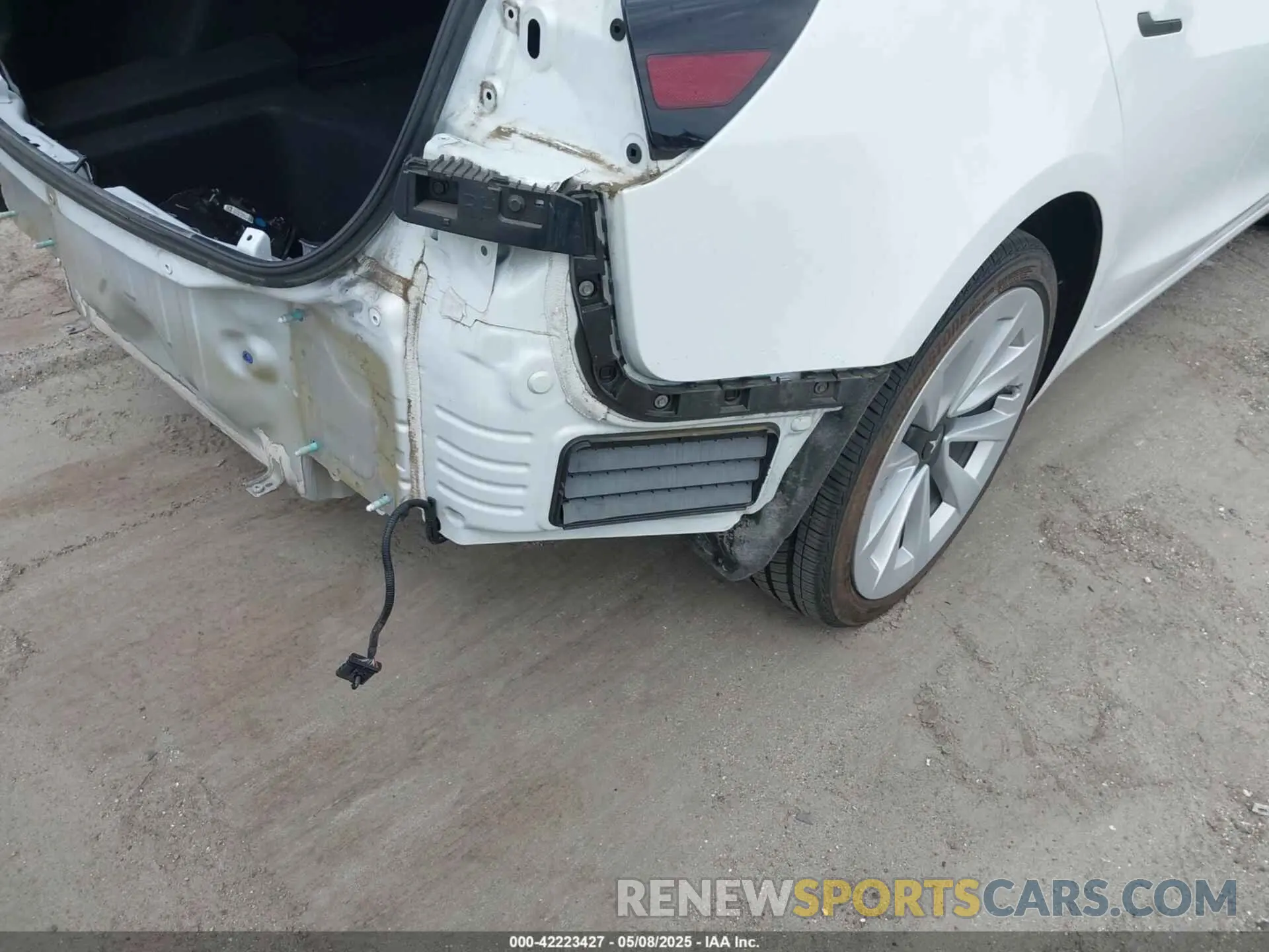 6 Photograph of a damaged car 5YJ3E1EAXNF328184 TESLA MODEL 3 2022