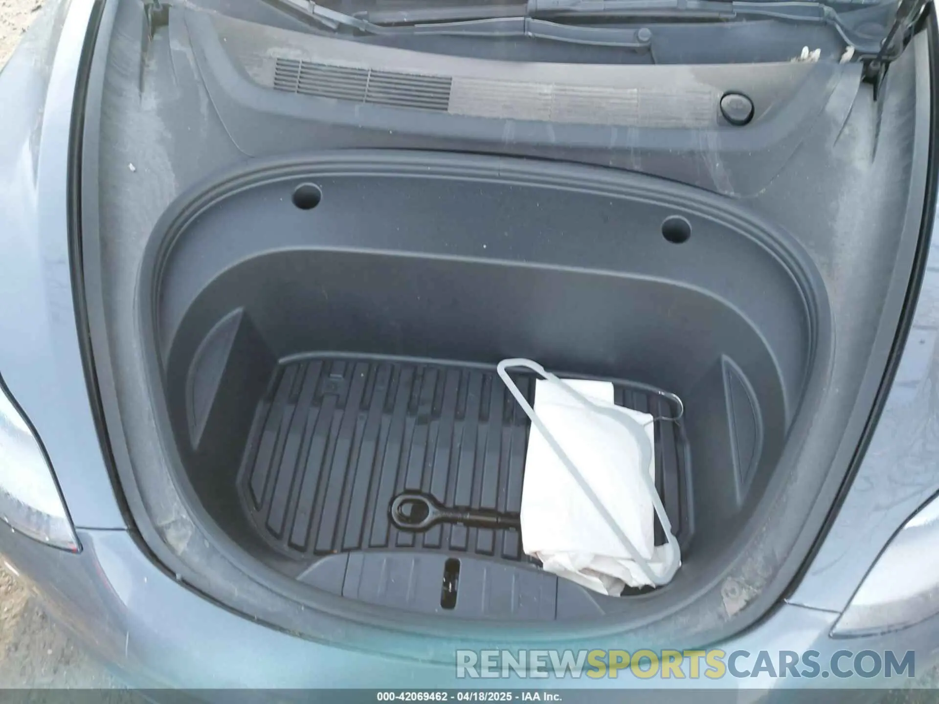 10 Photograph of a damaged car 5YJ3E1EB0NF243606 TESLA MODEL 3 2022