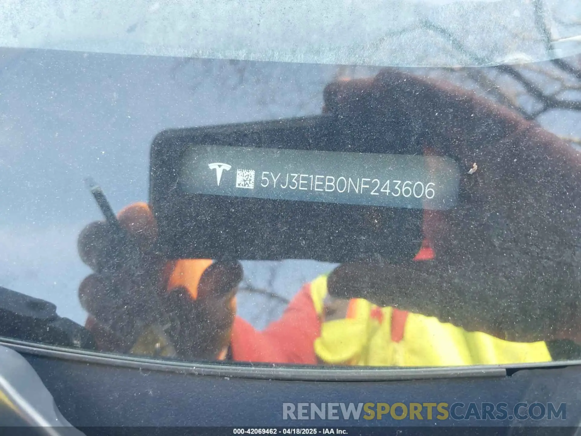 19 Photograph of a damaged car 5YJ3E1EB0NF243606 TESLA MODEL 3 2022