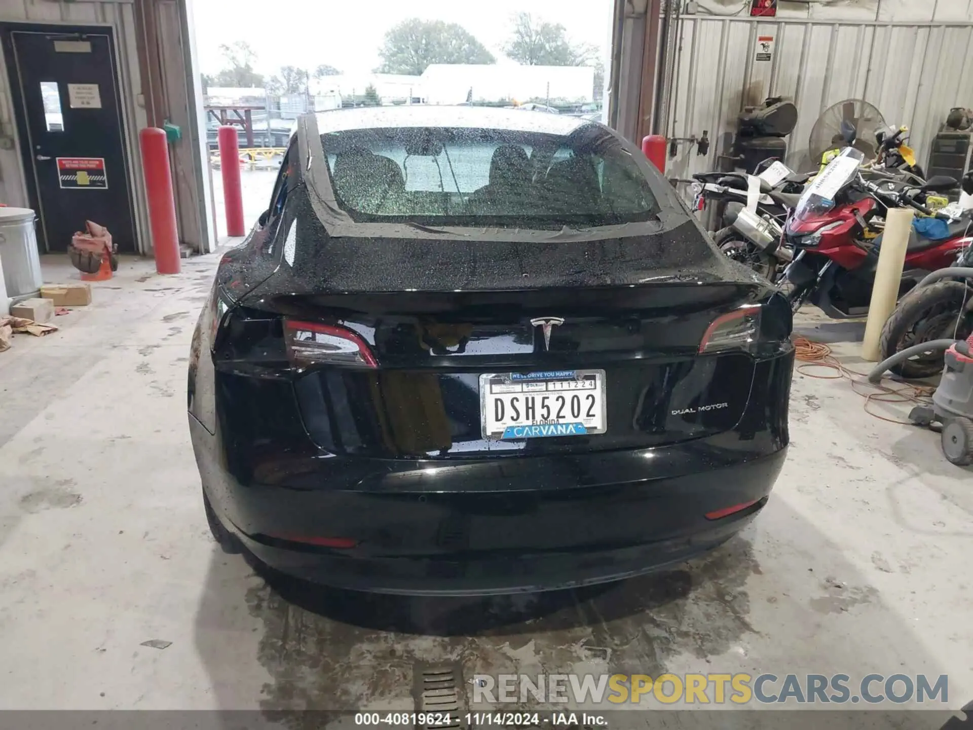 17 Photograph of a damaged car 5YJ3E1EB0NF270692 TESLA MODEL 3 2022