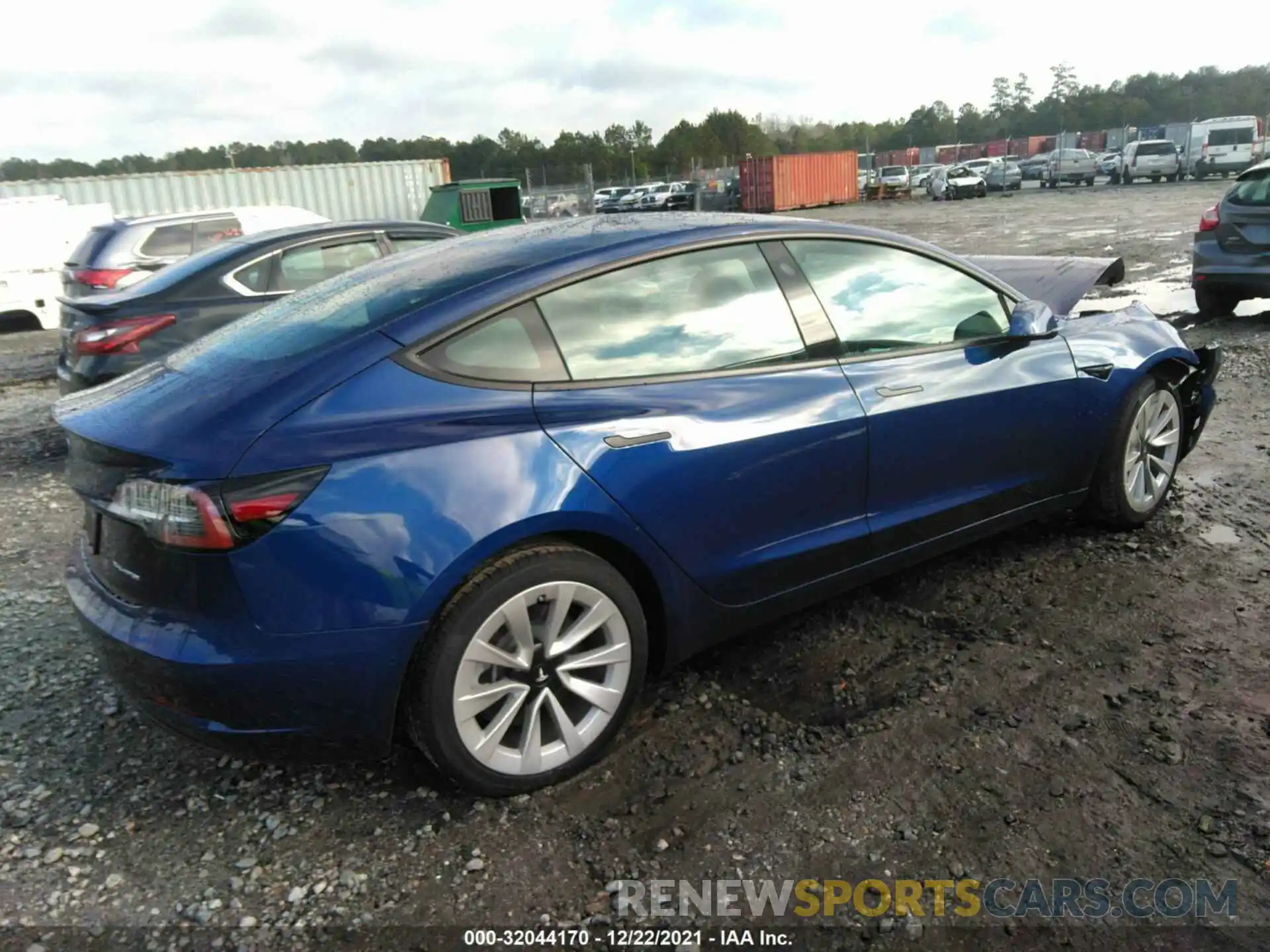 4 Photograph of a damaged car 5YJ3E1EB1NF117352 TESLA MODEL 3 2022