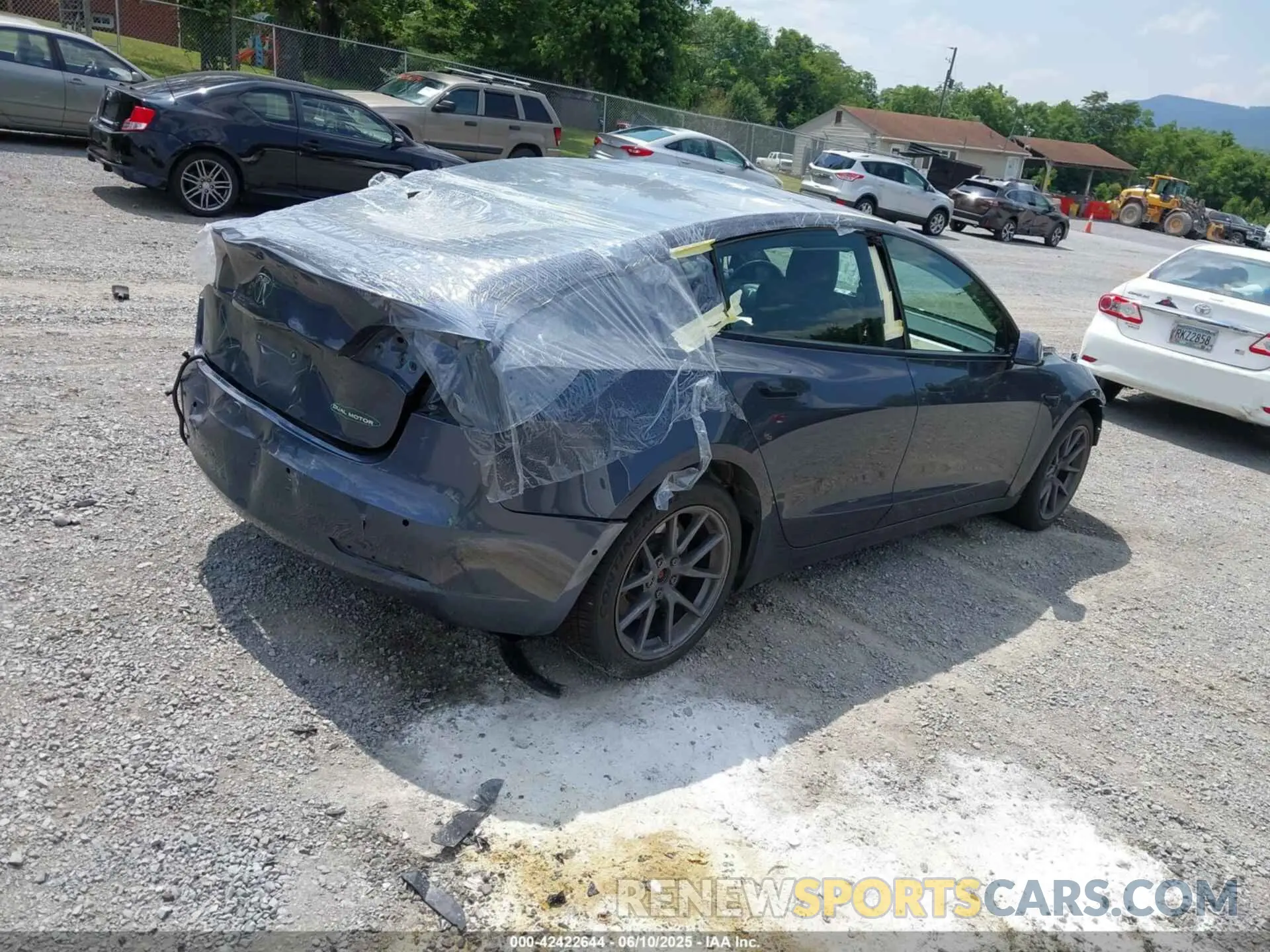 4 Photograph of a damaged car 5YJ3E1EB1NF121045 TESLA MODEL 3 2022