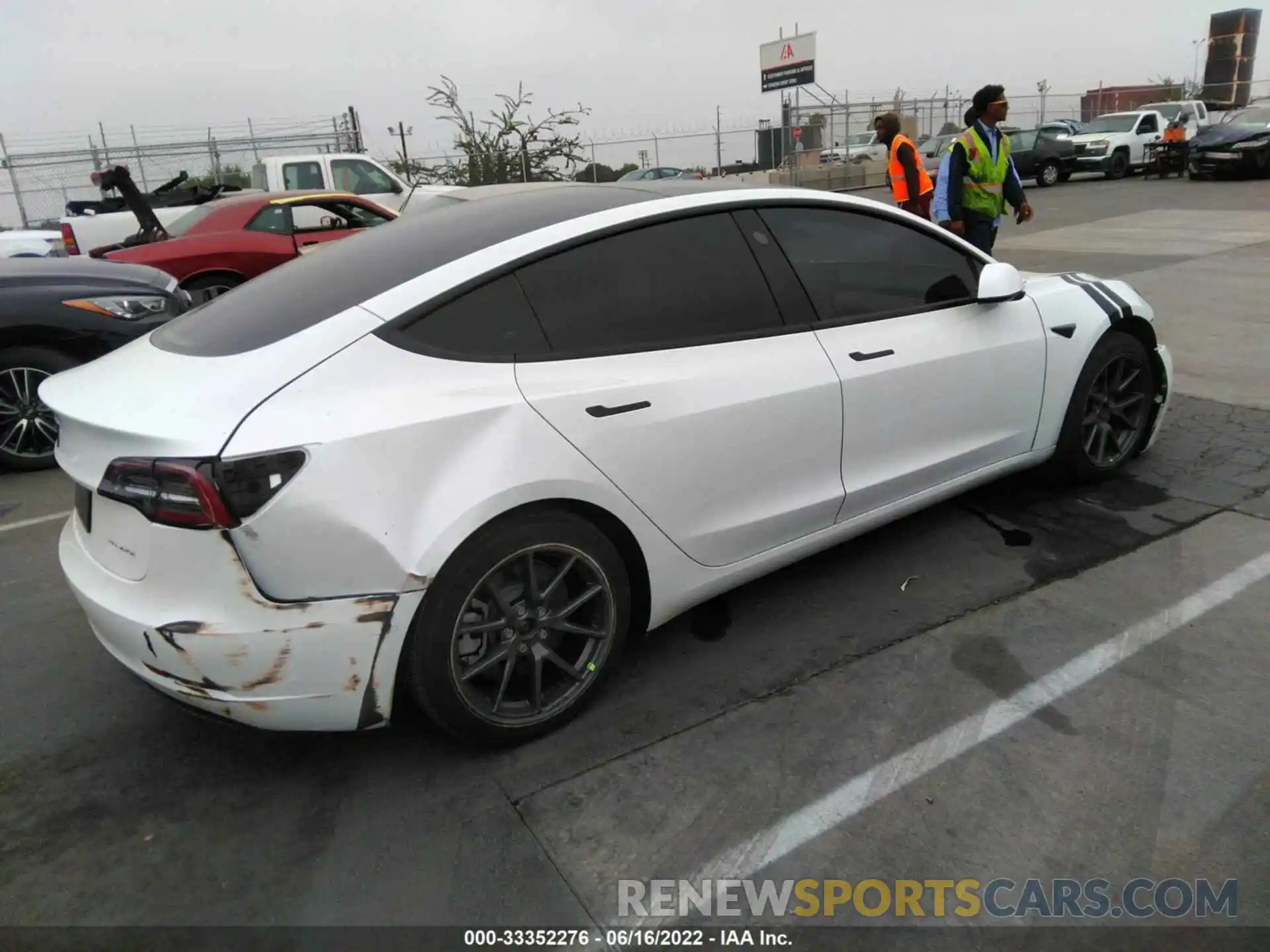 4 Photograph of a damaged car 5YJ3E1EB1NF132160 TESLA MODEL 3 2022