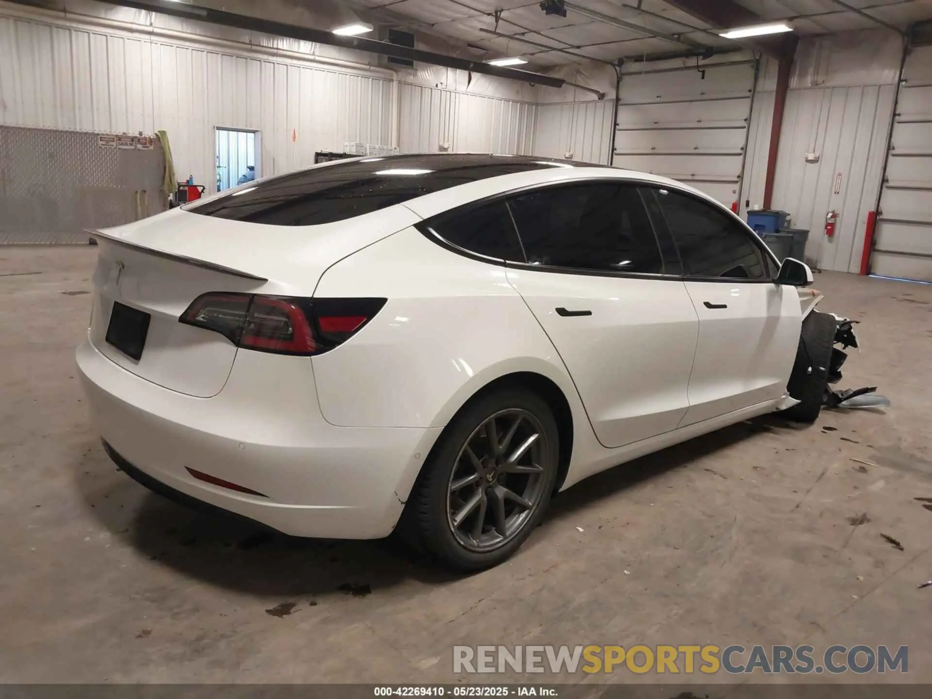 4 Photograph of a damaged car 5YJ3E1EB1NF196005 TESLA MODEL 3 2022