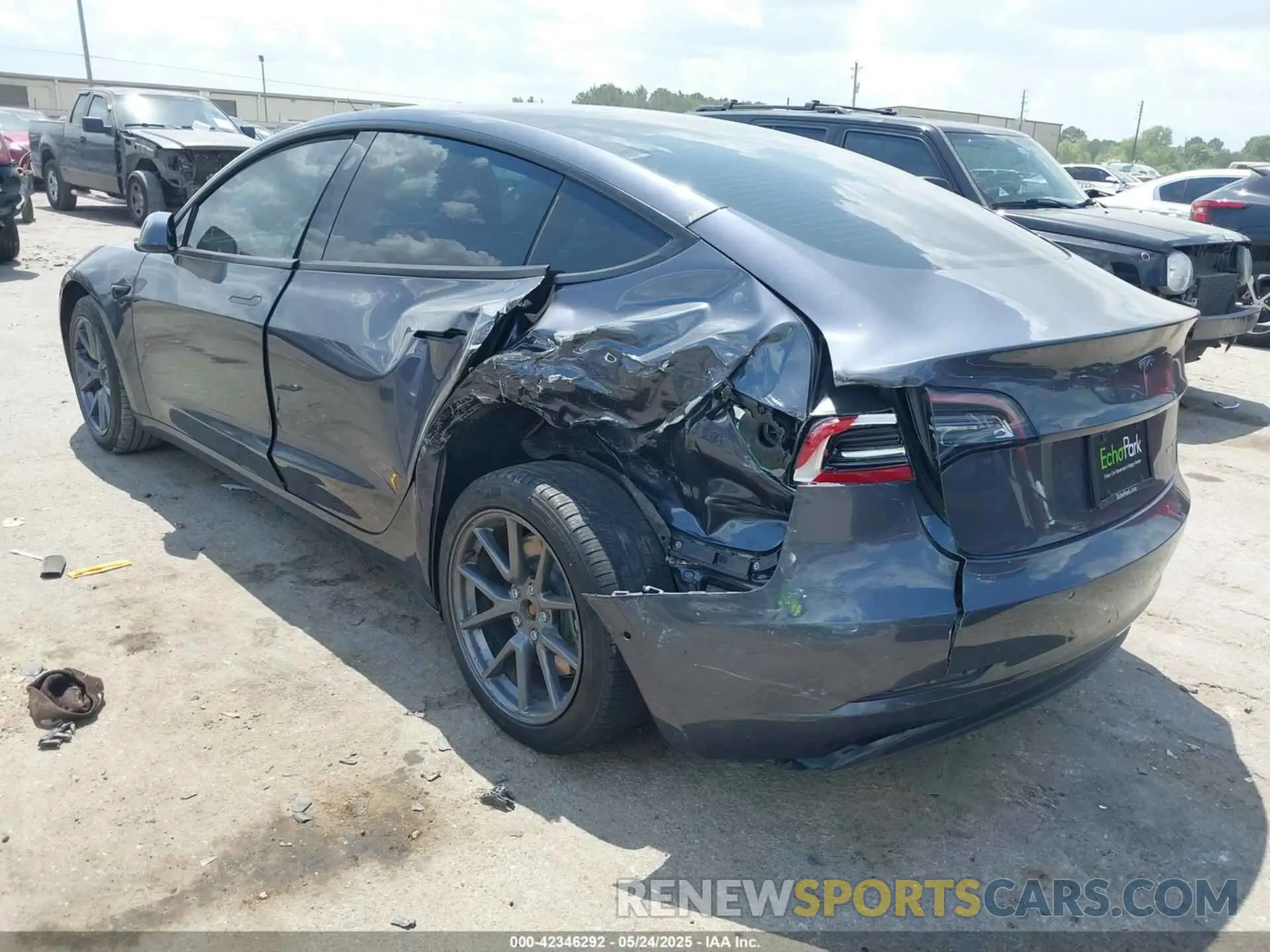 3 Photograph of a damaged car 5YJ3E1EB1NF266179 TESLA MODEL 3 2022