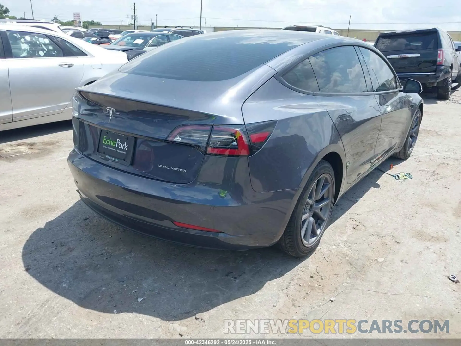 4 Photograph of a damaged car 5YJ3E1EB1NF266179 TESLA MODEL 3 2022