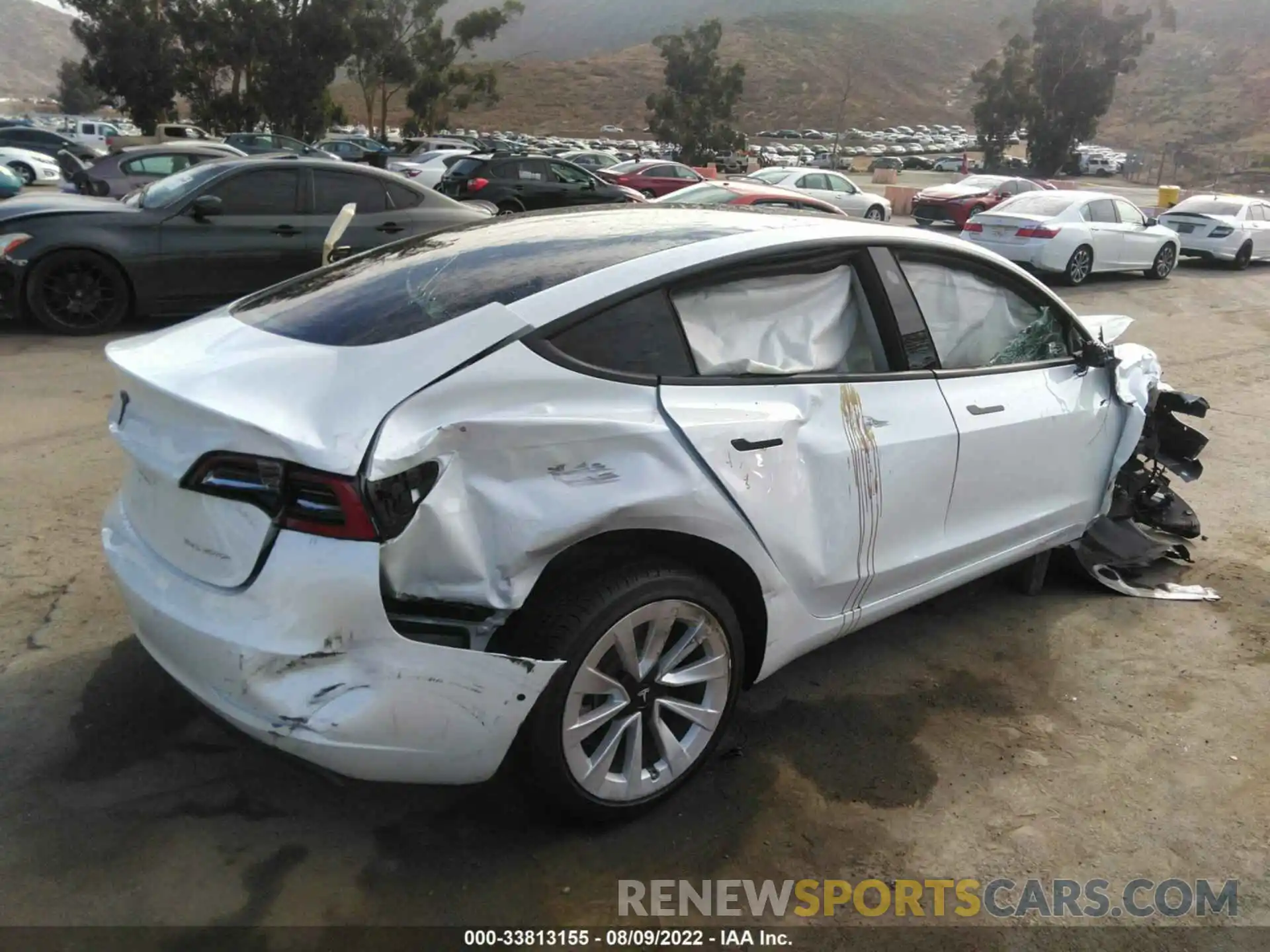 4 Photograph of a damaged car 5YJ3E1EB1NF272581 TESLA MODEL 3 2022