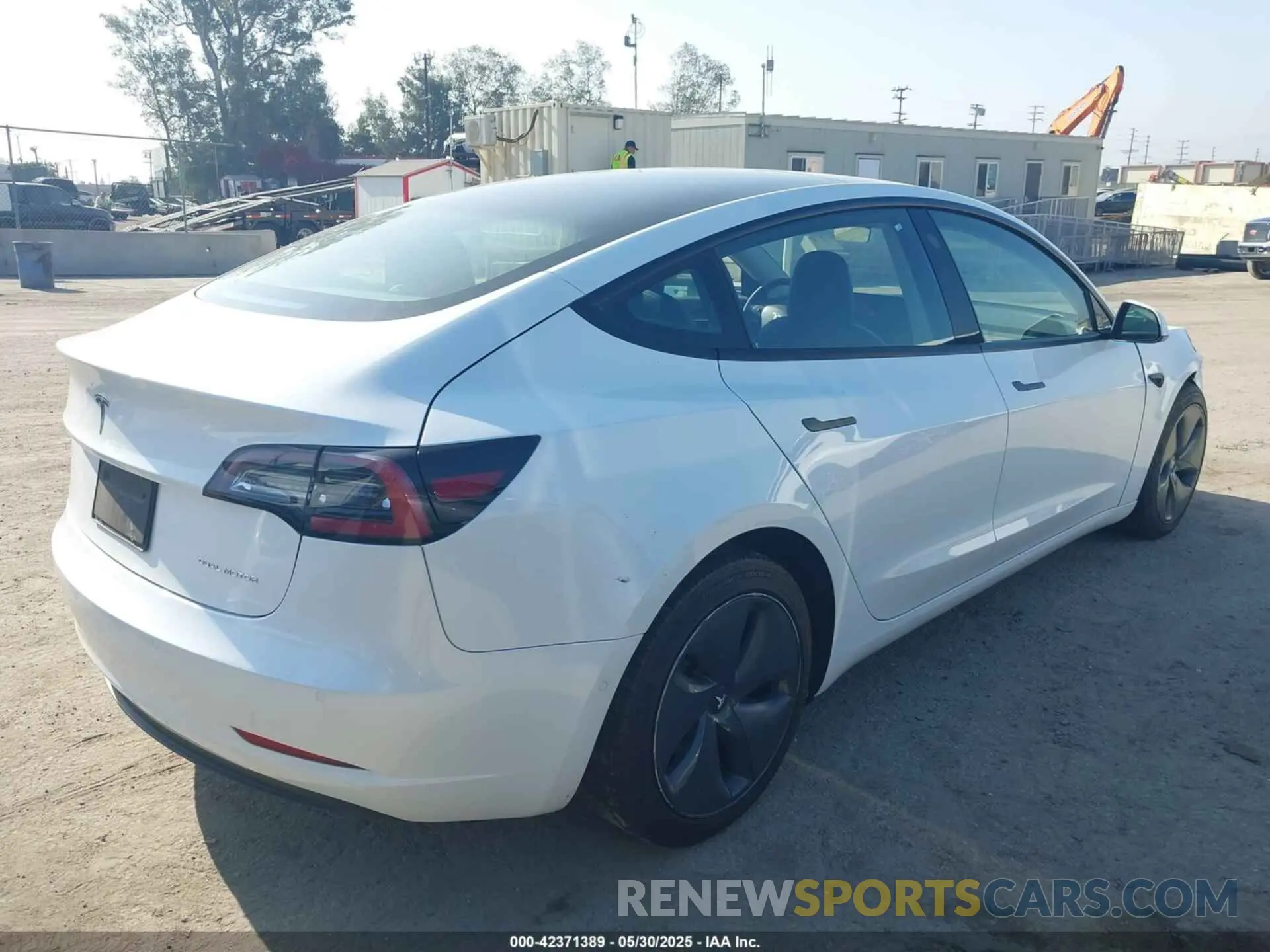 4 Photograph of a damaged car 5YJ3E1EB1NF332200 TESLA MODEL 3 2022