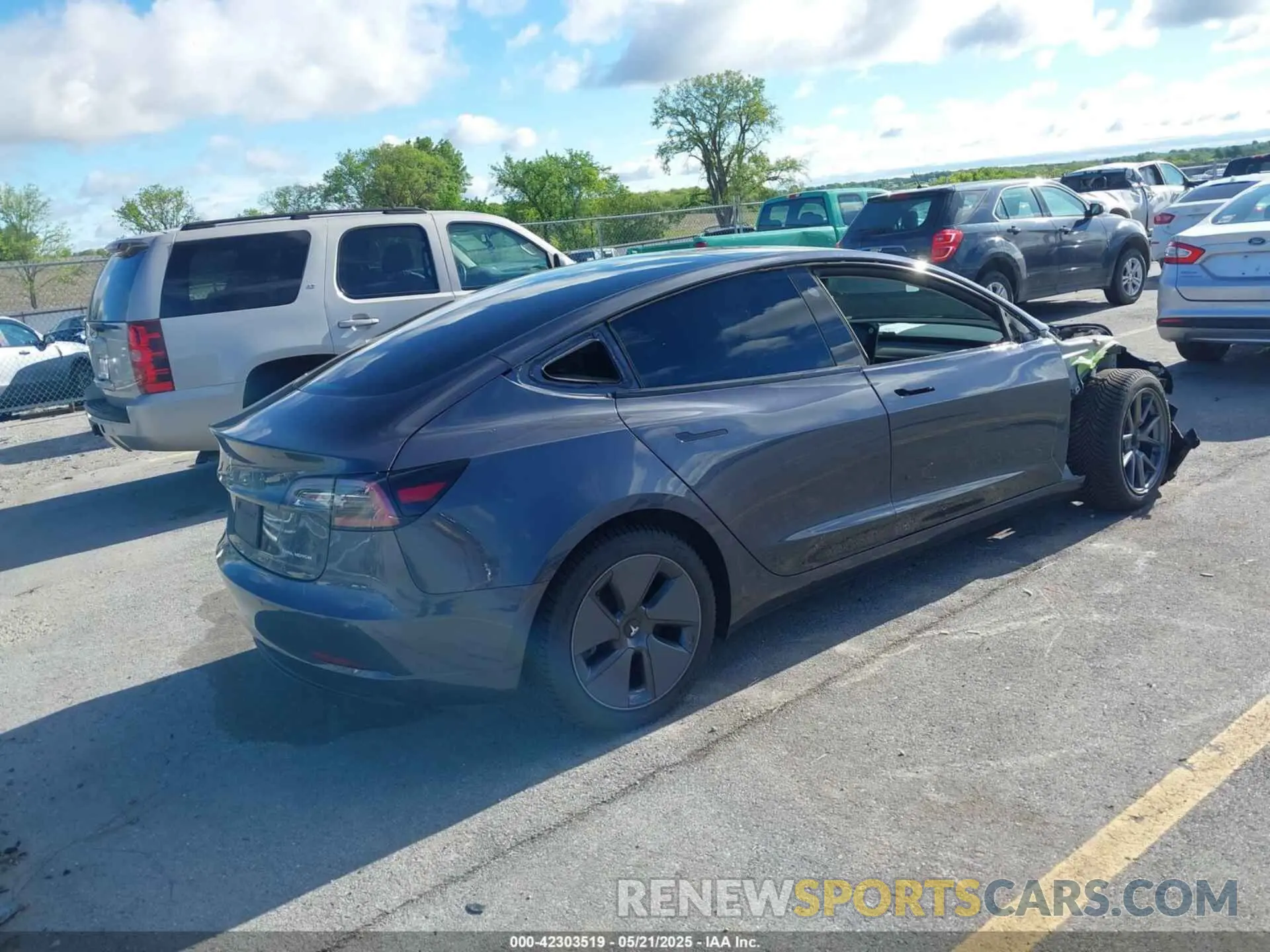 4 Photograph of a damaged car 5YJ3E1EB2NF126562 TESLA MODEL 3 2022