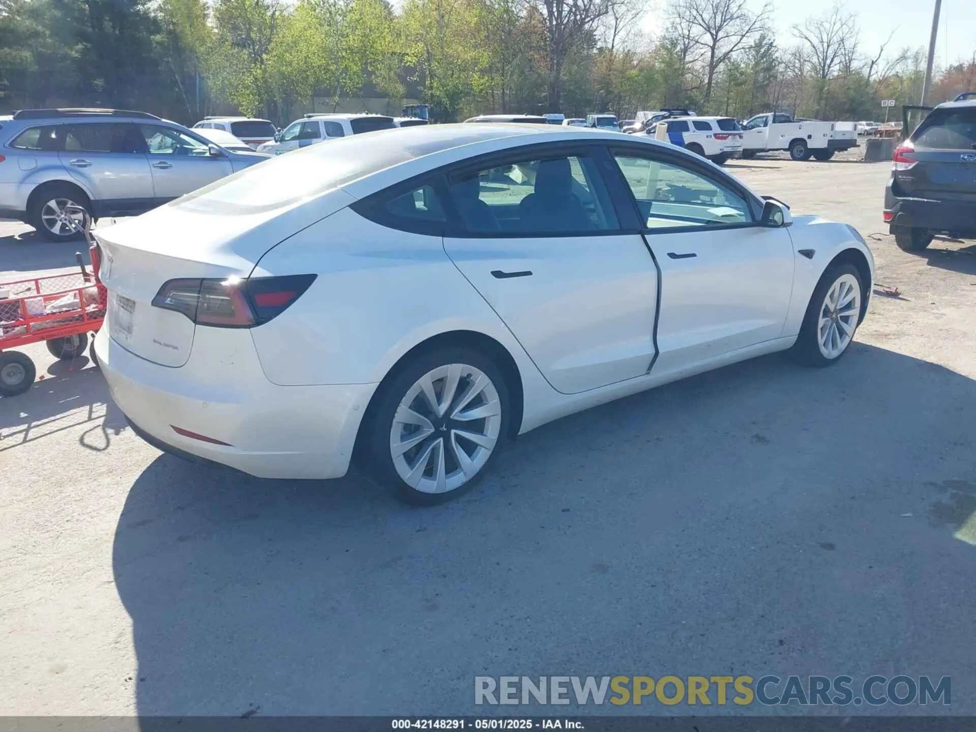 4 Photograph of a damaged car 5YJ3E1EB2NF170335 TESLA MODEL 3 2022