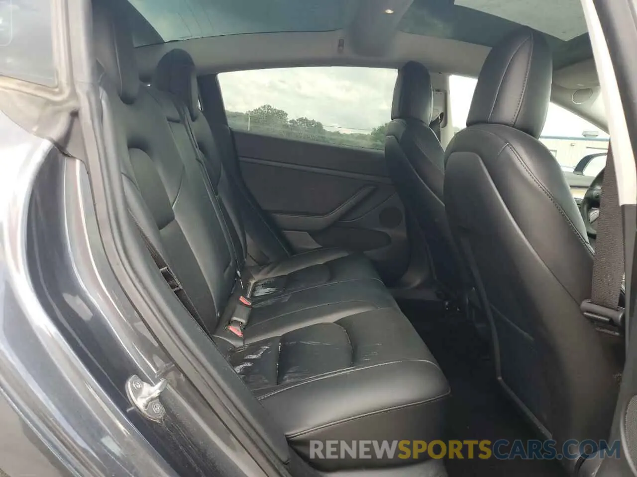 10 Photograph of a damaged car 5YJ3E1EB2NF186082 TESLA MODEL 3 2022