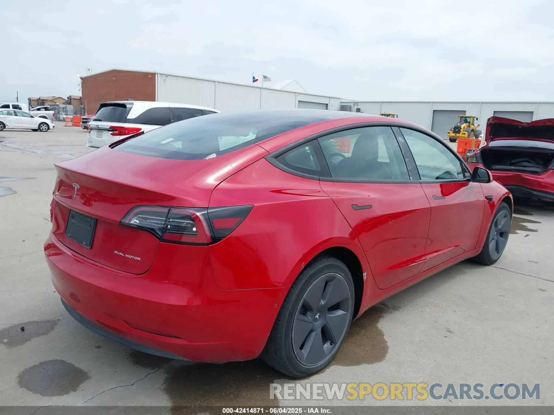 4 Photograph of a damaged car 5YJ3E1EB2NF267213 TESLA MODEL 3 2022
