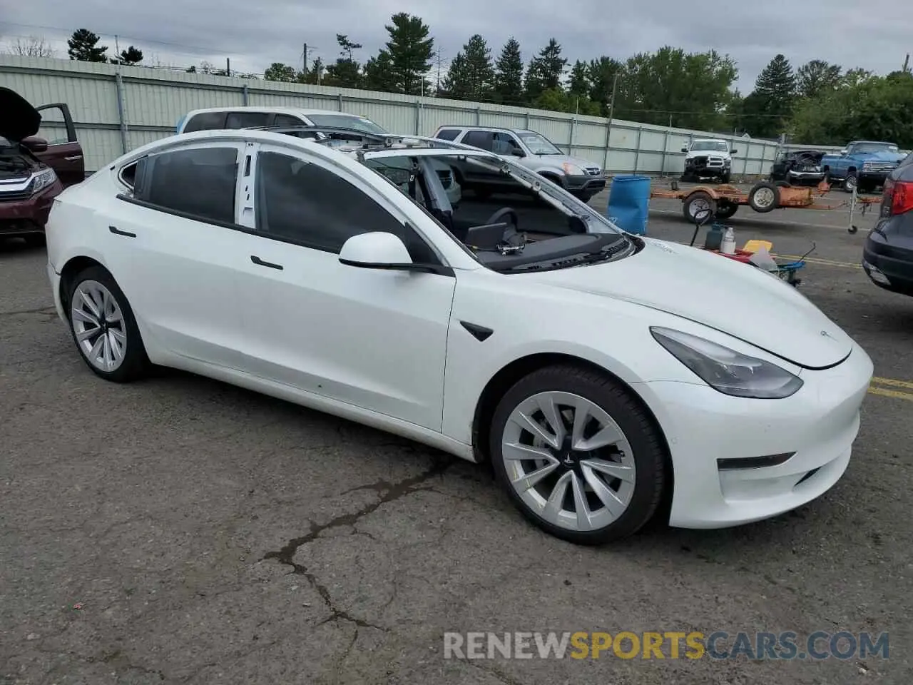 4 Photograph of a damaged car 5YJ3E1EB2NF272606 TESLA MODEL 3 2022