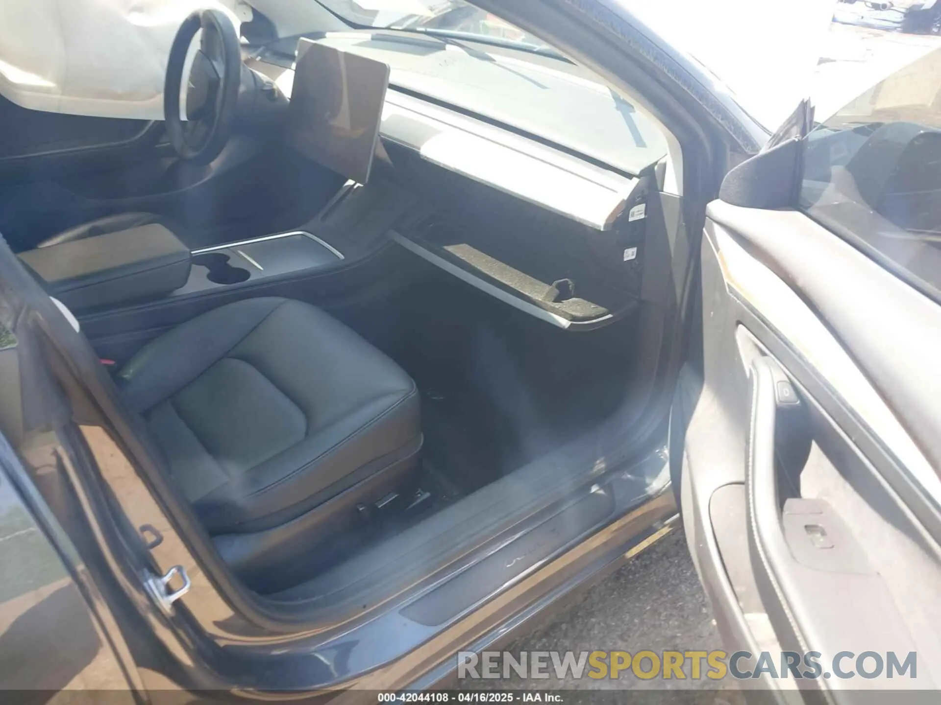 5 Photograph of a damaged car 5YJ3E1EB2NF335641 TESLA MODEL 3 2022