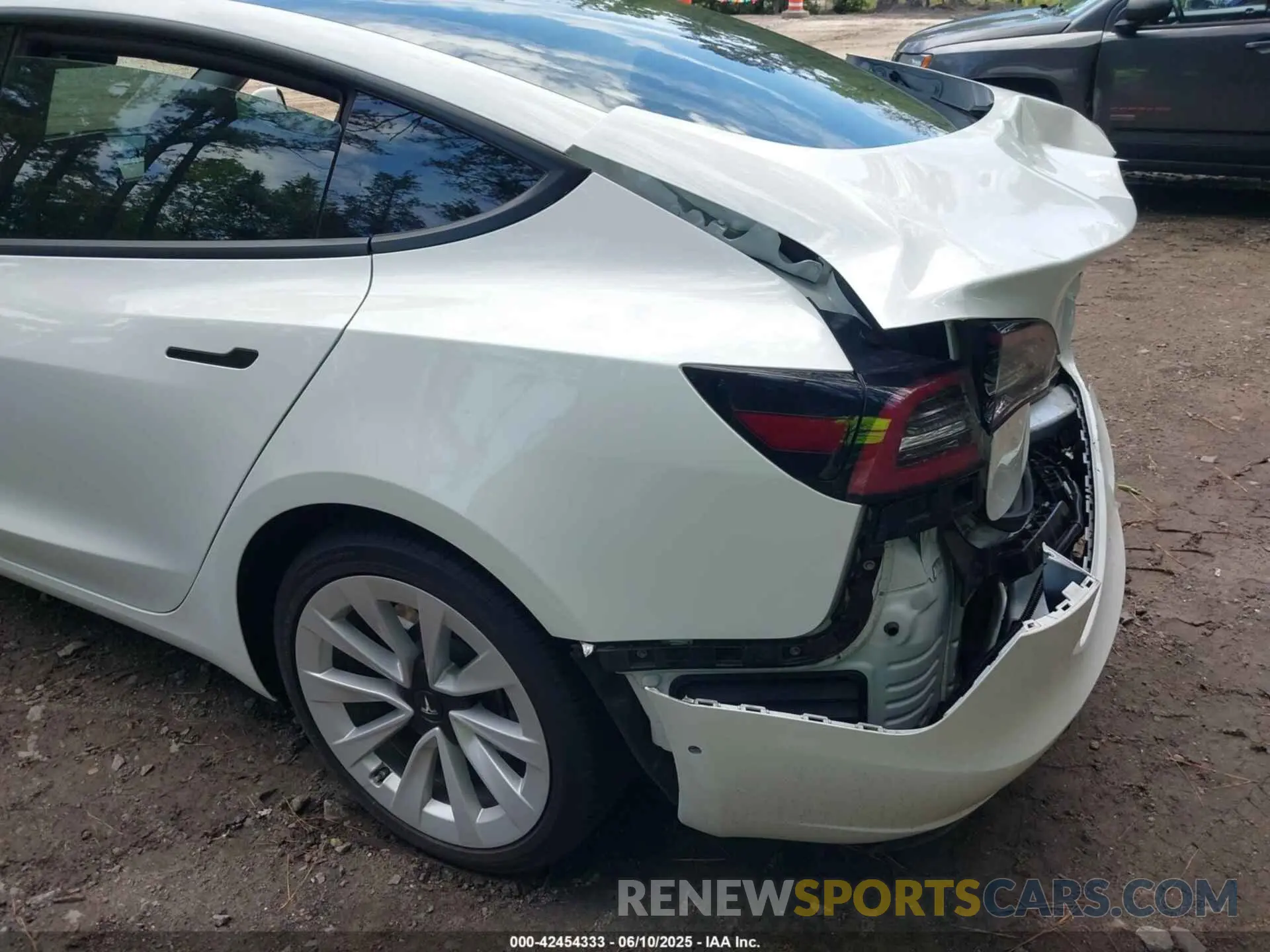 18 Photograph of a damaged car 5YJ3E1EB2NF359485 TESLA MODEL 3 2022