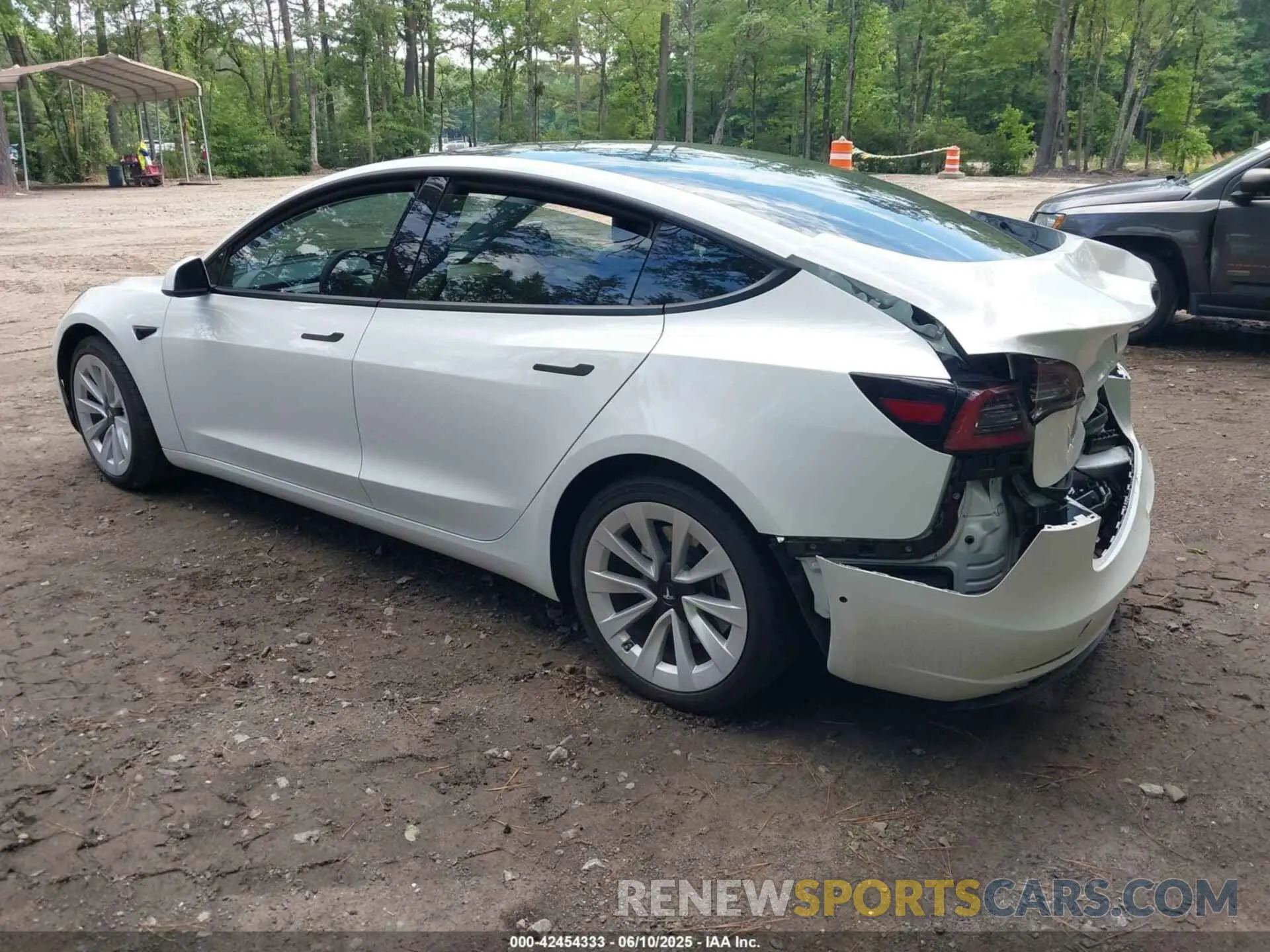 3 Photograph of a damaged car 5YJ3E1EB2NF359485 TESLA MODEL 3 2022