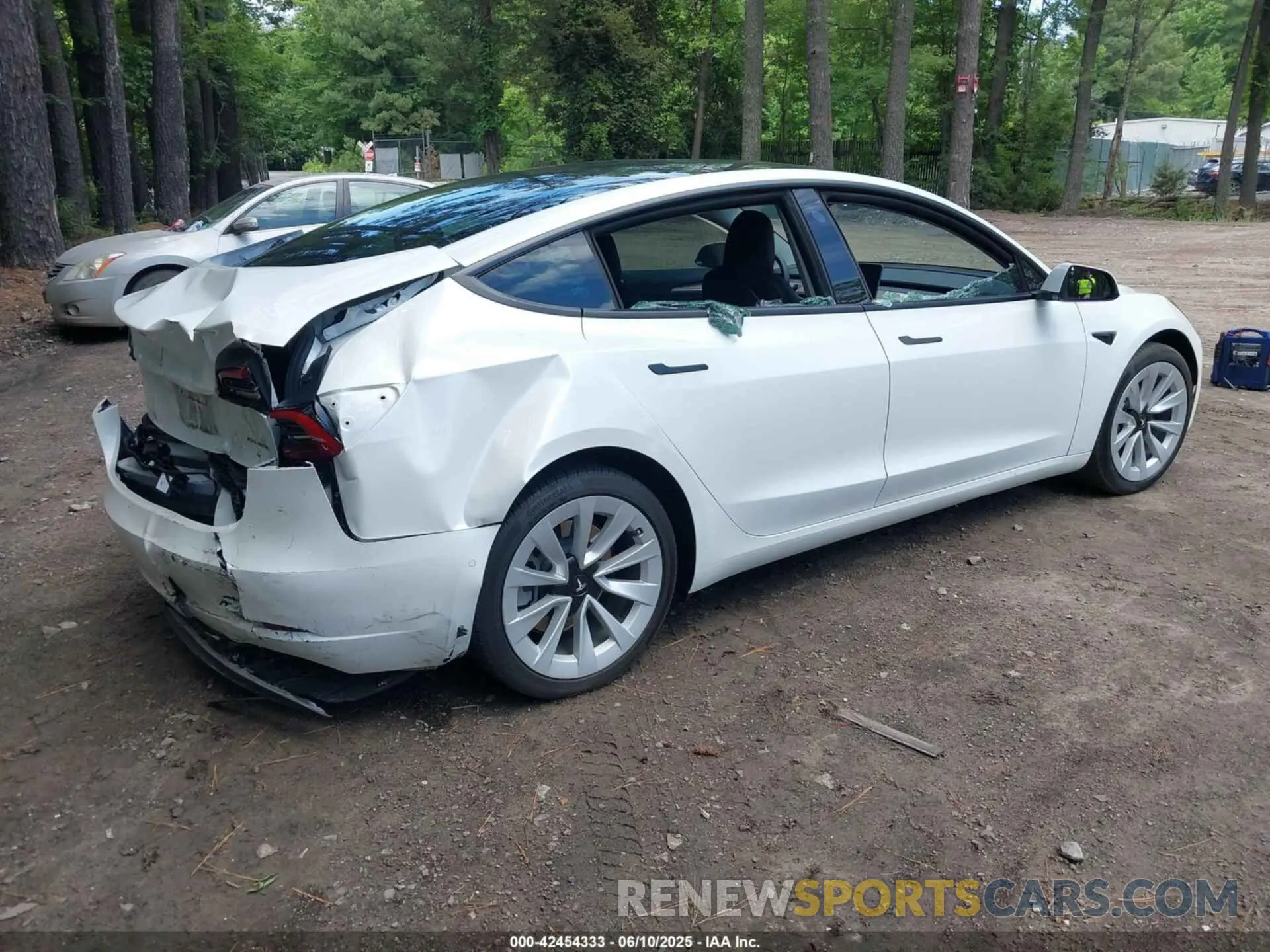 4 Photograph of a damaged car 5YJ3E1EB2NF359485 TESLA MODEL 3 2022