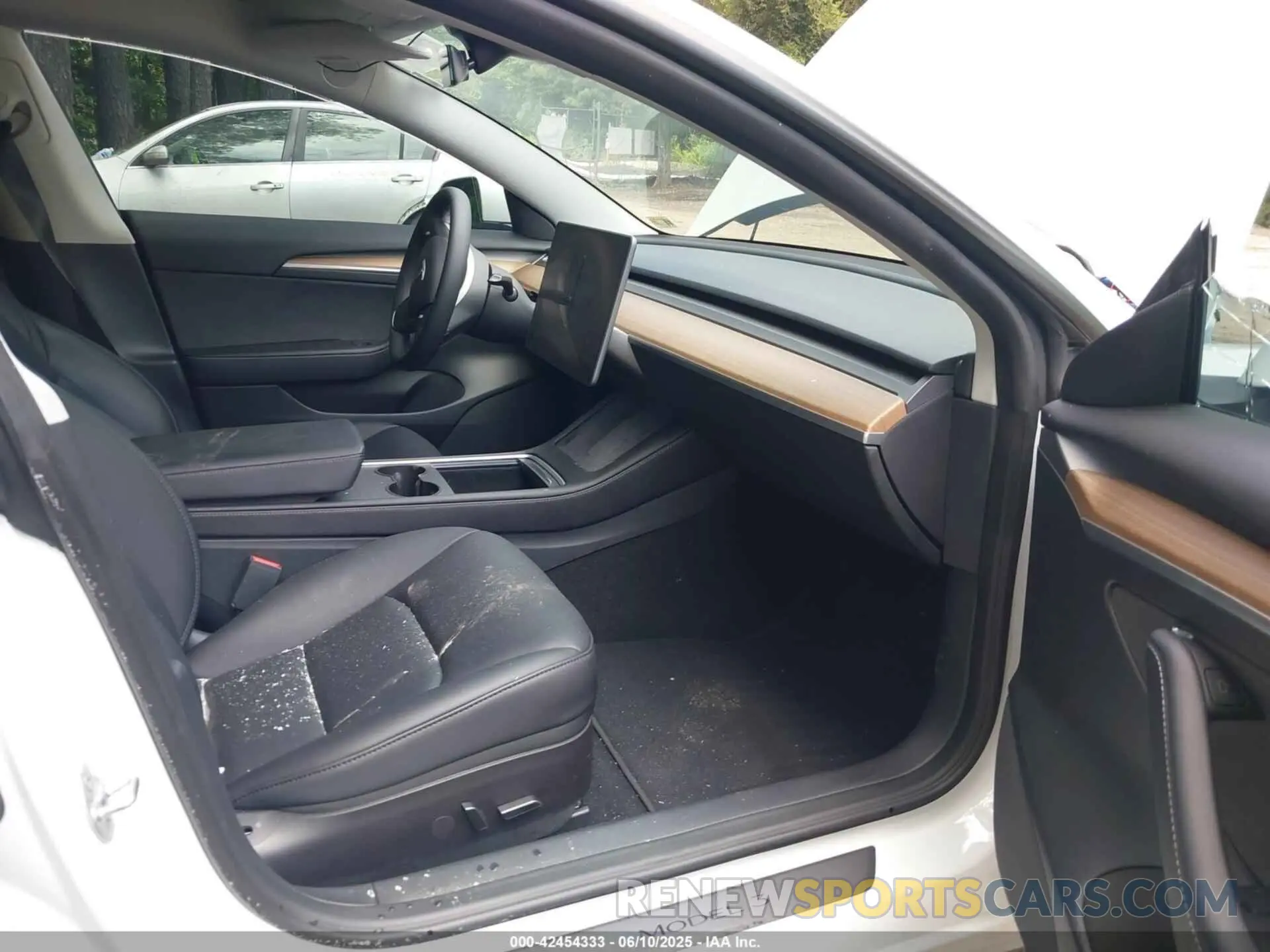 5 Photograph of a damaged car 5YJ3E1EB2NF359485 TESLA MODEL 3 2022