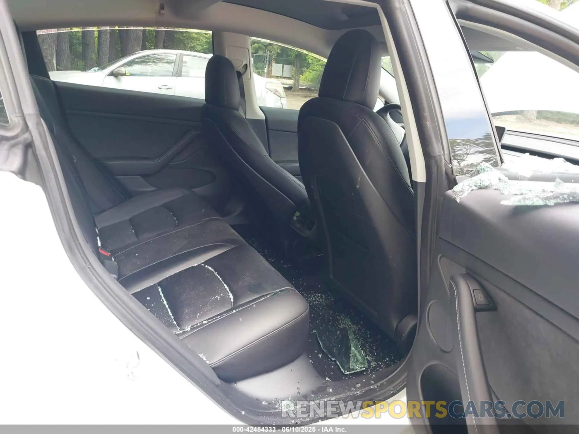 8 Photograph of a damaged car 5YJ3E1EB2NF359485 TESLA MODEL 3 2022
