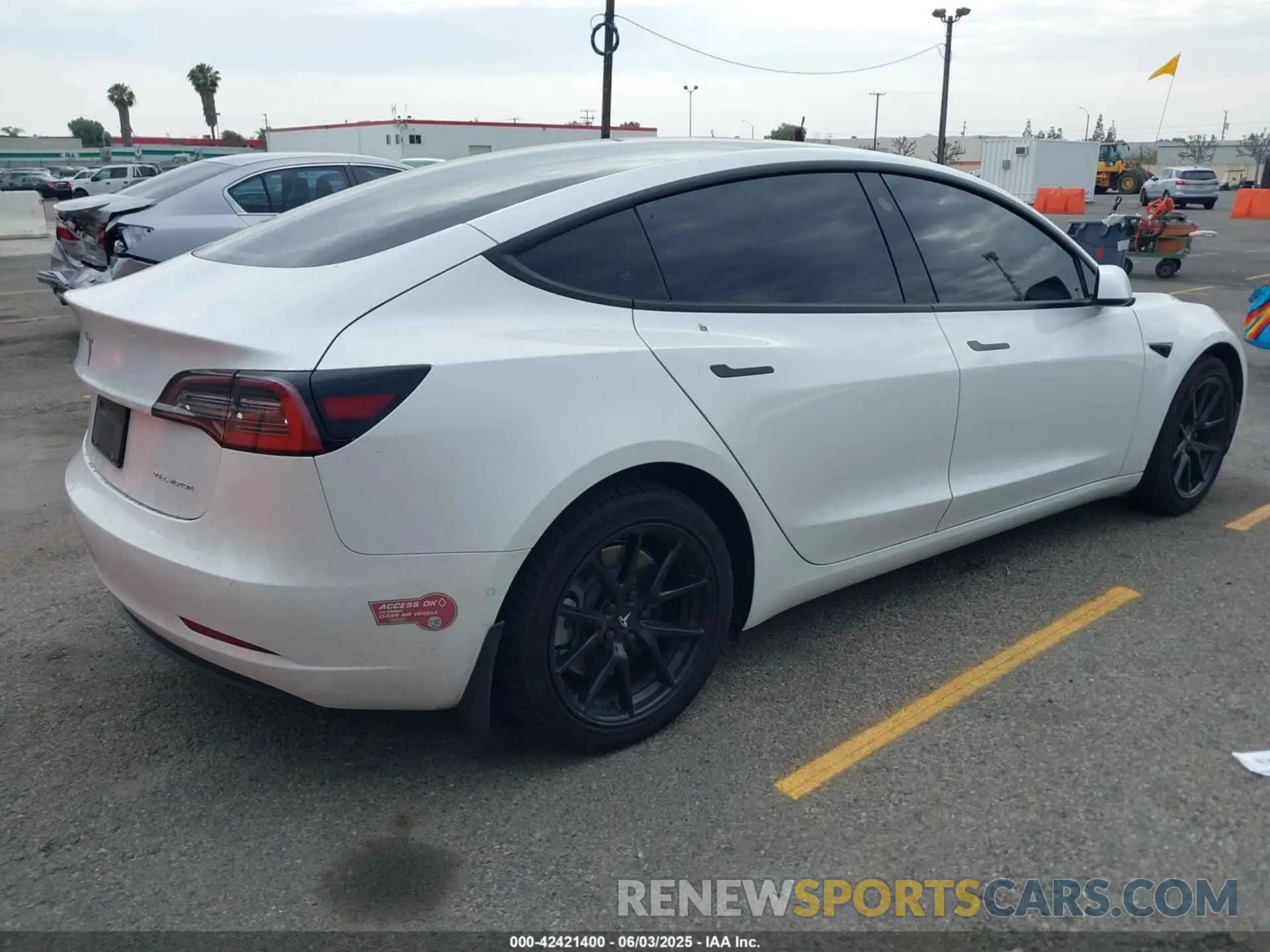 4 Photograph of a damaged car 5YJ3E1EB3NF183689 TESLA MODEL 3 2022