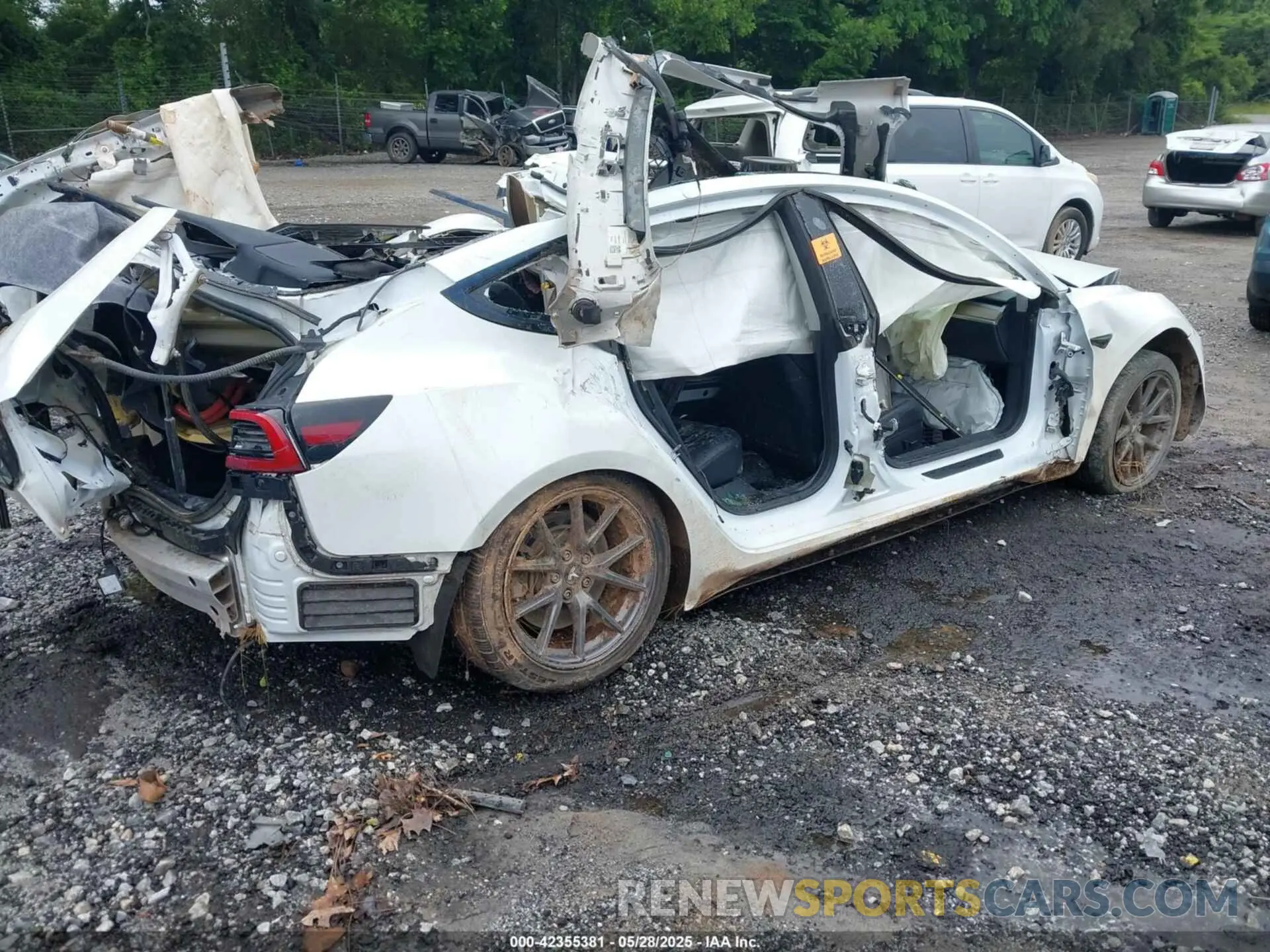 4 Photograph of a damaged car 5YJ3E1EB3NF186902 TESLA MODEL 3 2022