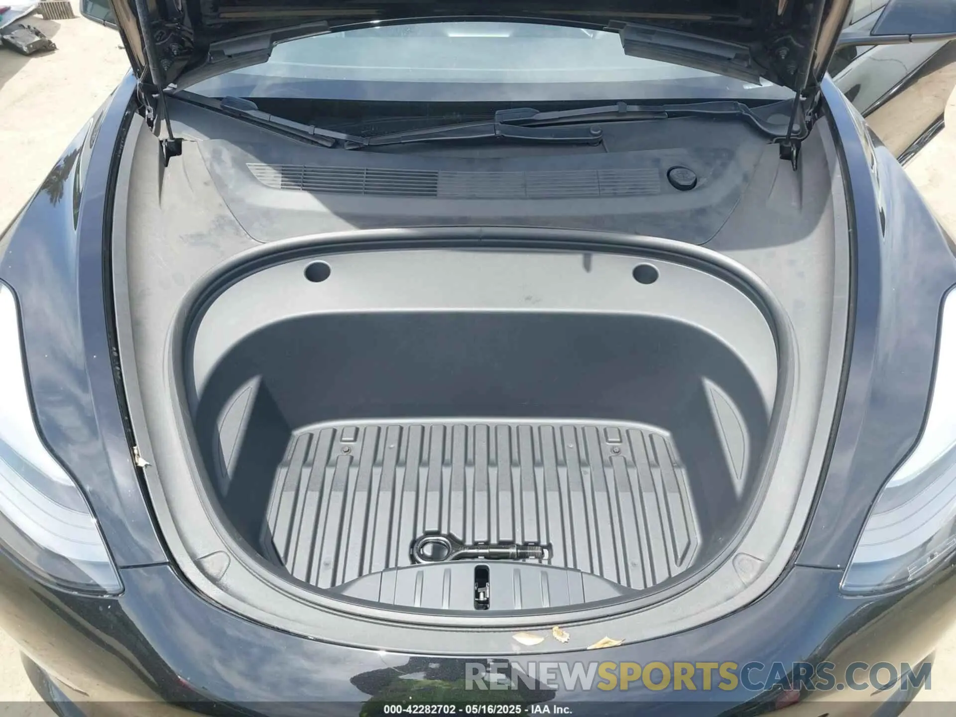 10 Photograph of a damaged car 5YJ3E1EB3NF273165 TESLA MODEL 3 2022