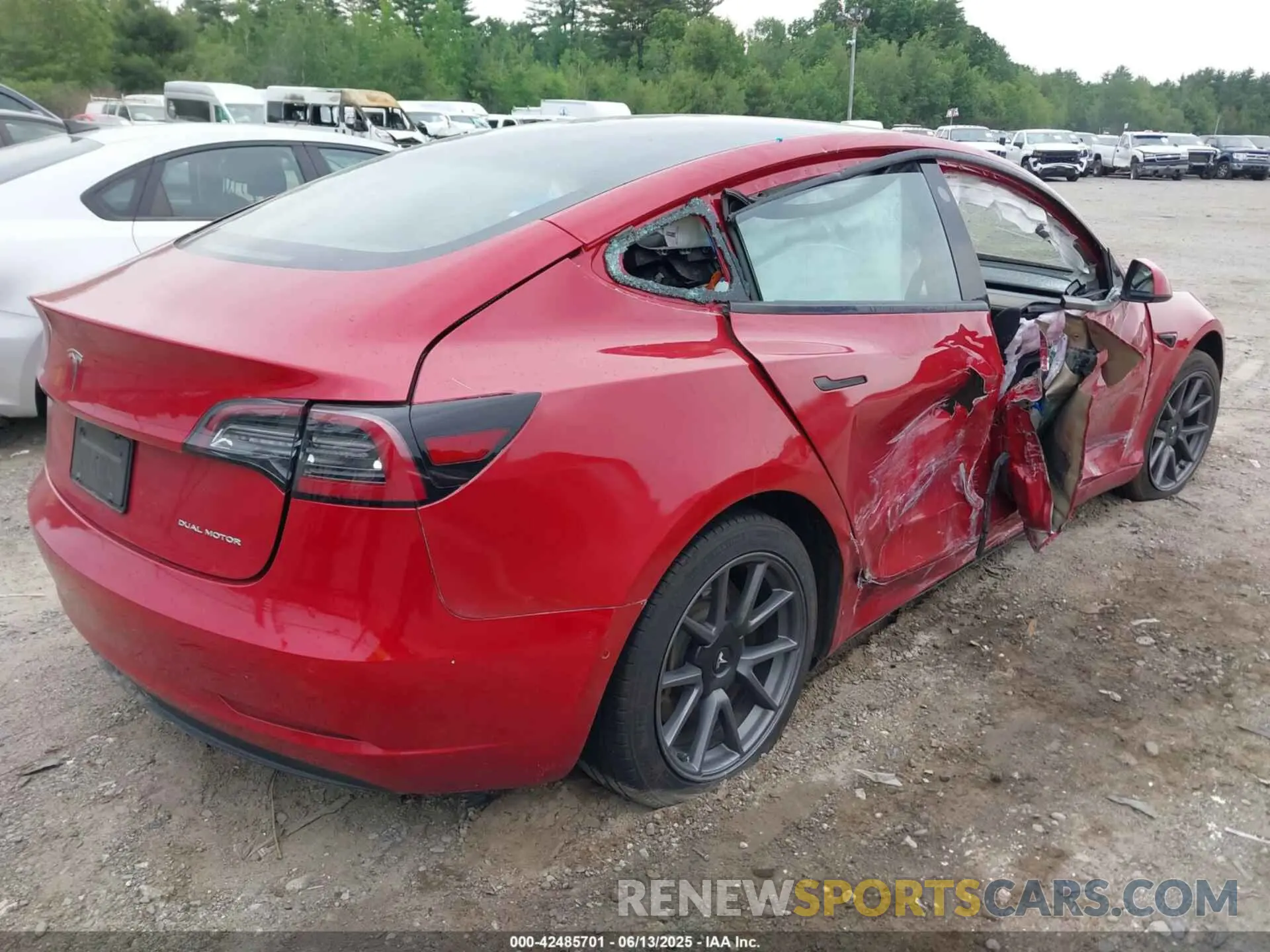 4 Photograph of a damaged car 5YJ3E1EB3NF324681 TESLA MODEL 3 2022
